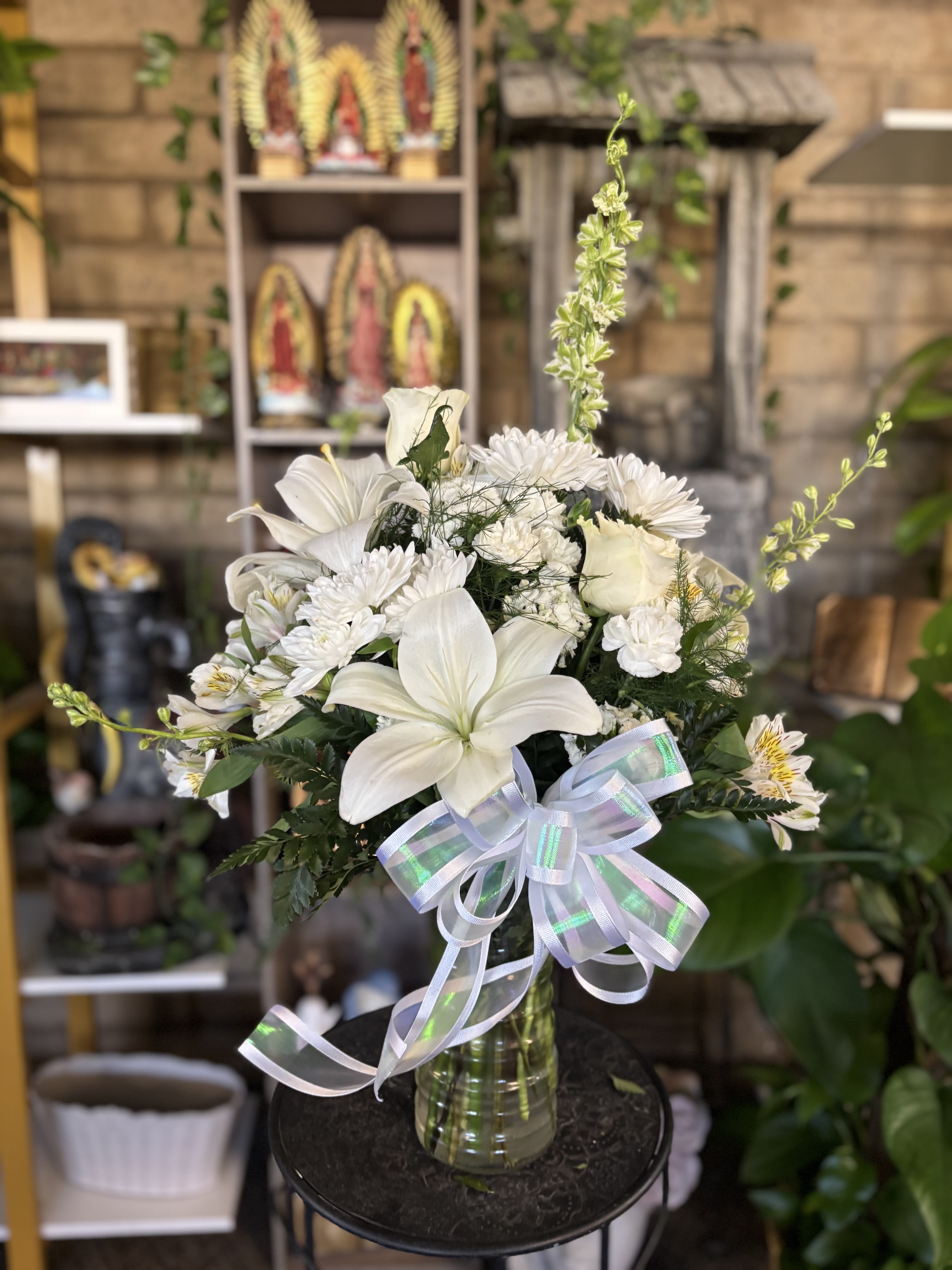 Snow White Floral - Fresh flowers in vase 