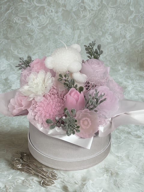 Cheerful flame - Compact round box of candle tulips, daisies and filler in pink, white with satin ribbon