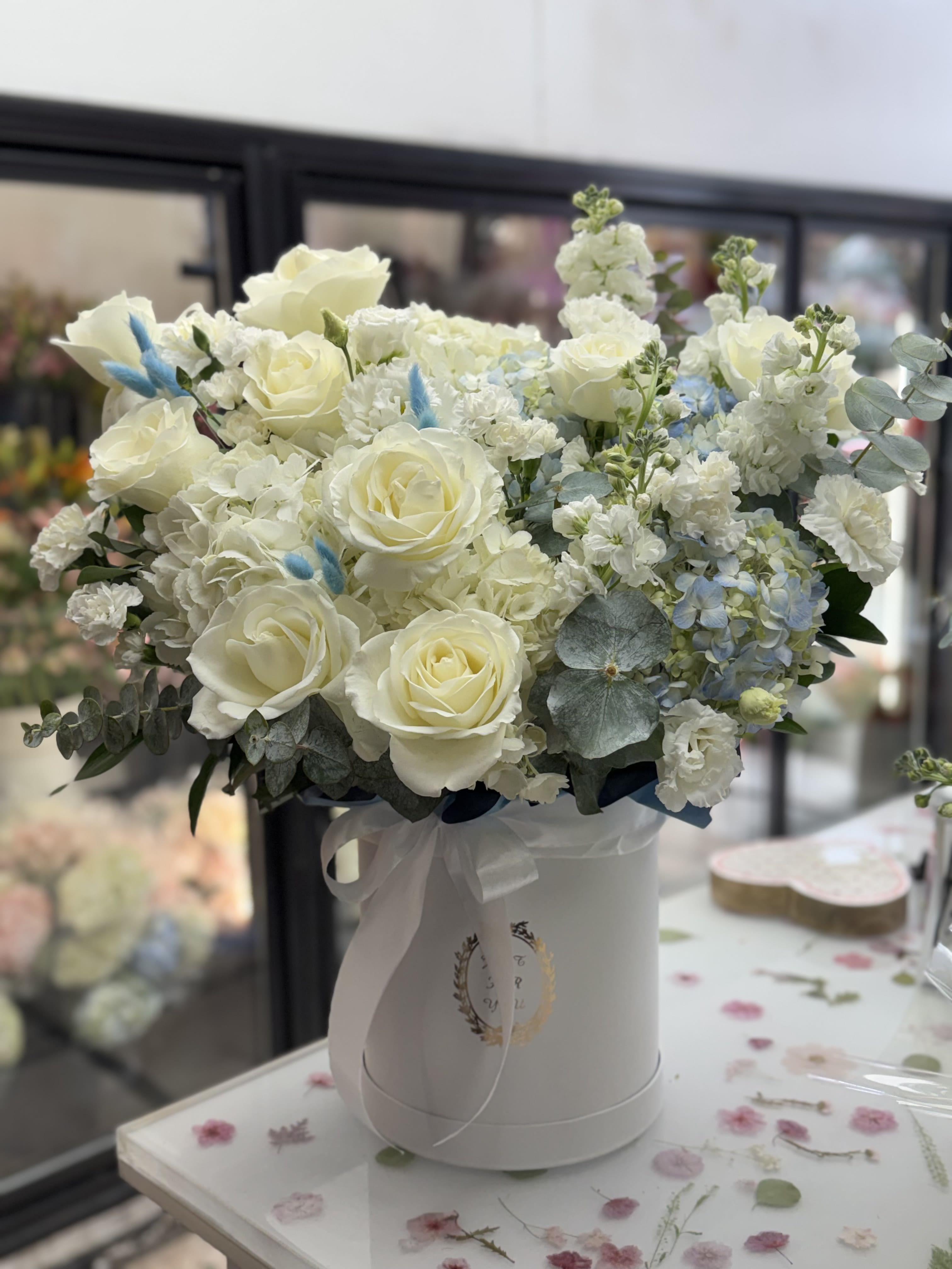 Soft Blue Elegance Box.    The photo shows the deluxe size. - The photo shows the deluxe size.