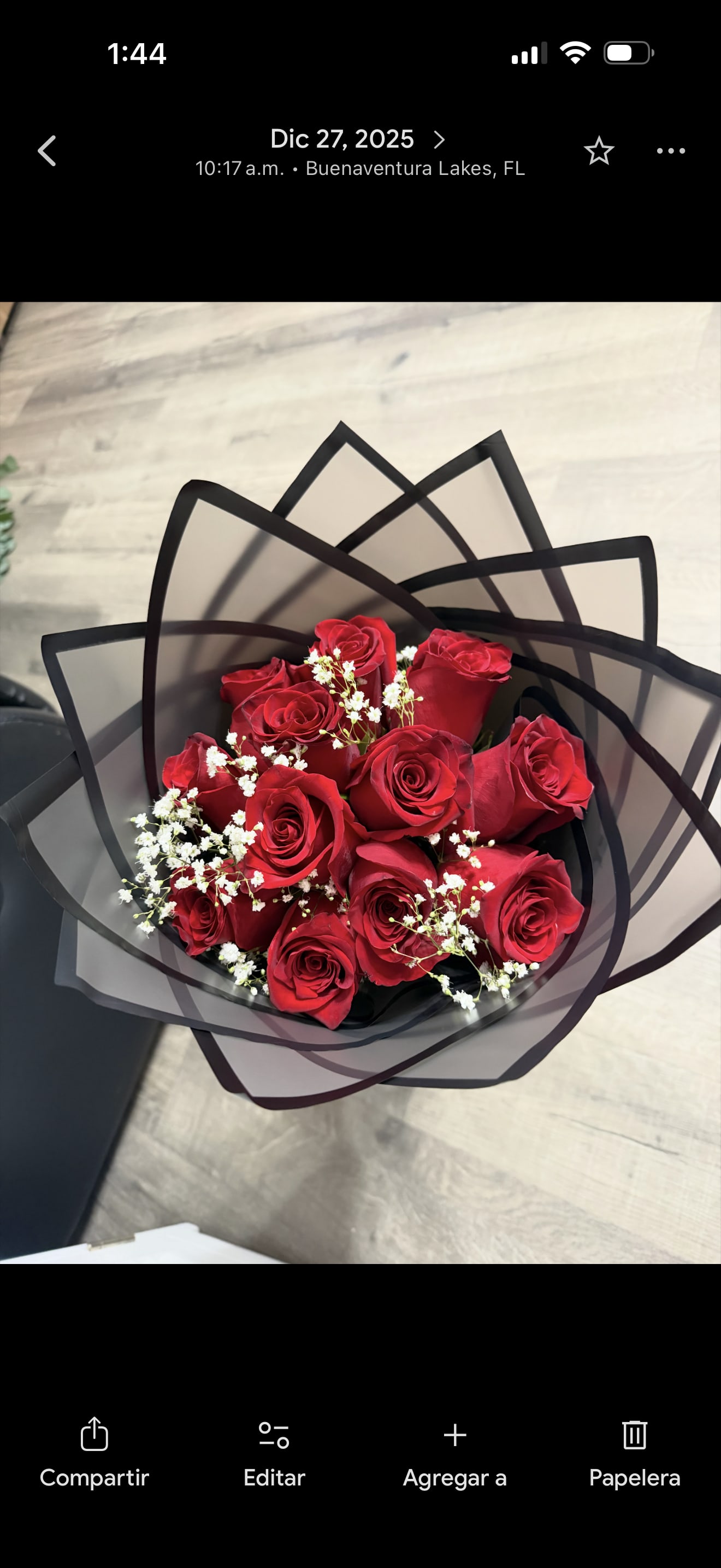 Elegancia Roja - Ramo clasico y elegante compuestos por hermosas rosas rojas frescas, acompañadas de delicados detalles q resaltan su belleza natural