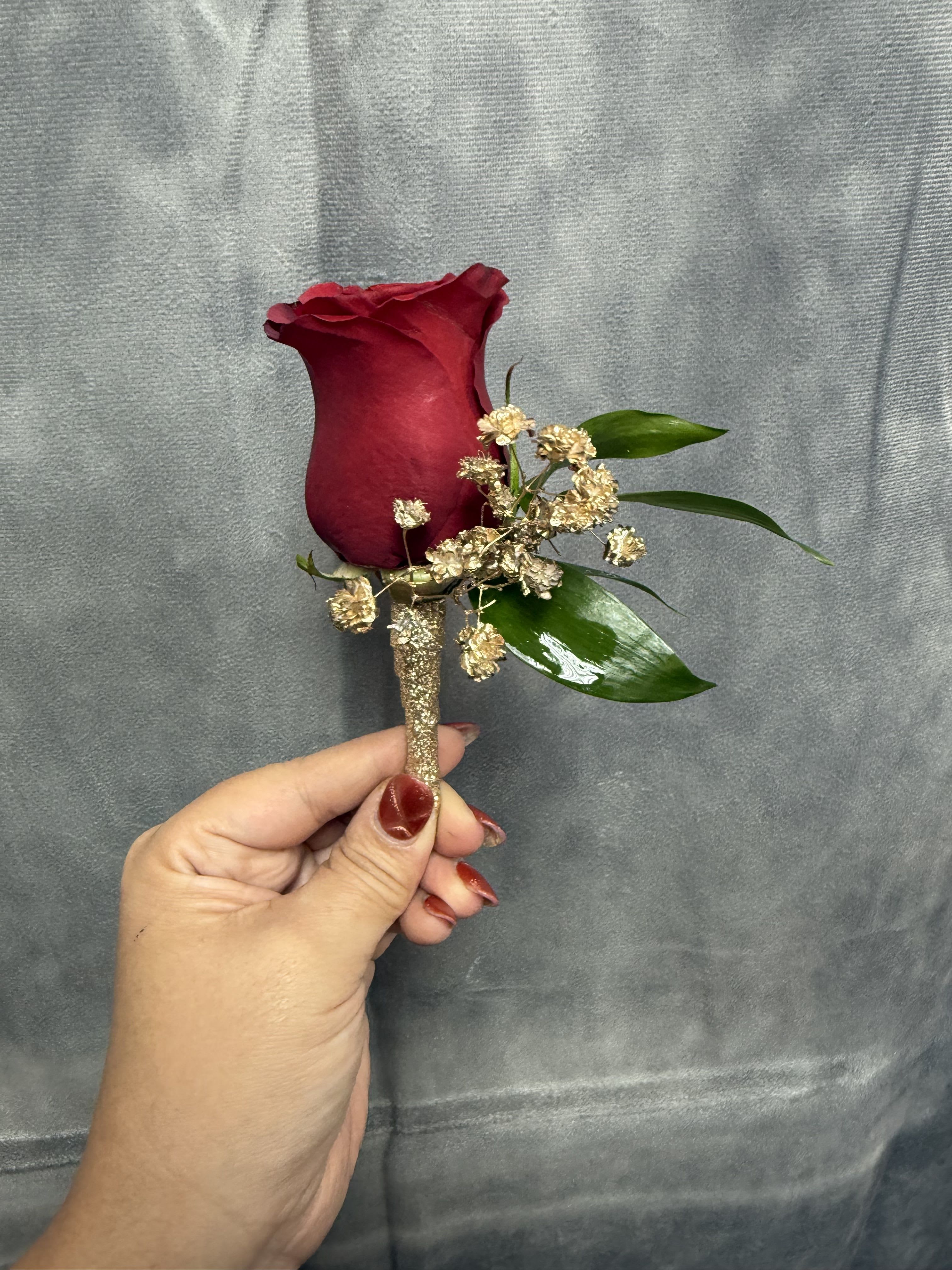 Red rose Gold Boutonniere  - Red rose with gold baby’s breath an gold ribbon 