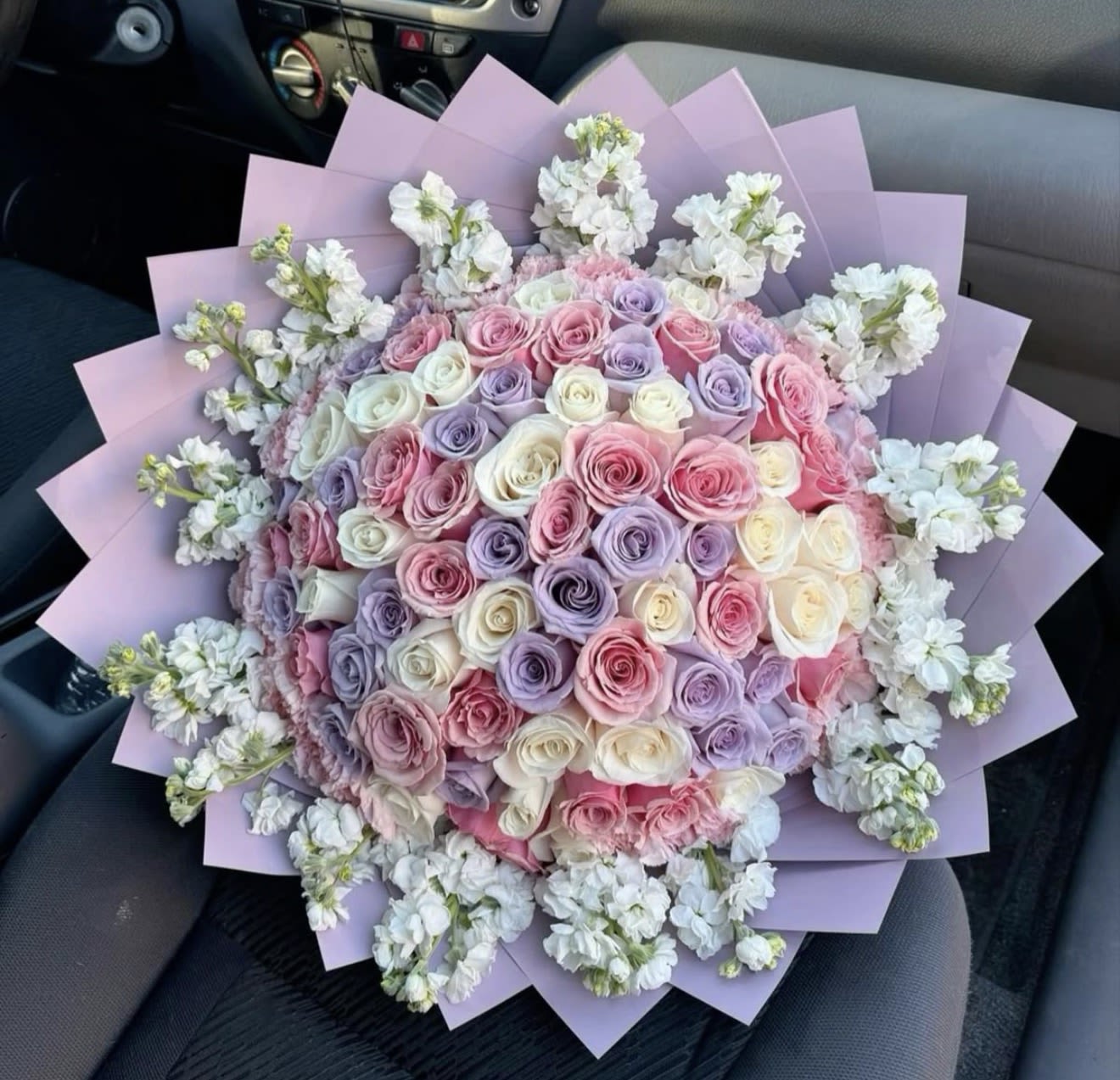 Sweet Lavender Garden Deluxe - Este bouquet esta  computes to Por una exquisite mezcla de Rosa’s en Torino’s rosados y lavanda rodeadas de elegances Flores Blanca’s q aportan frescura y volumes.