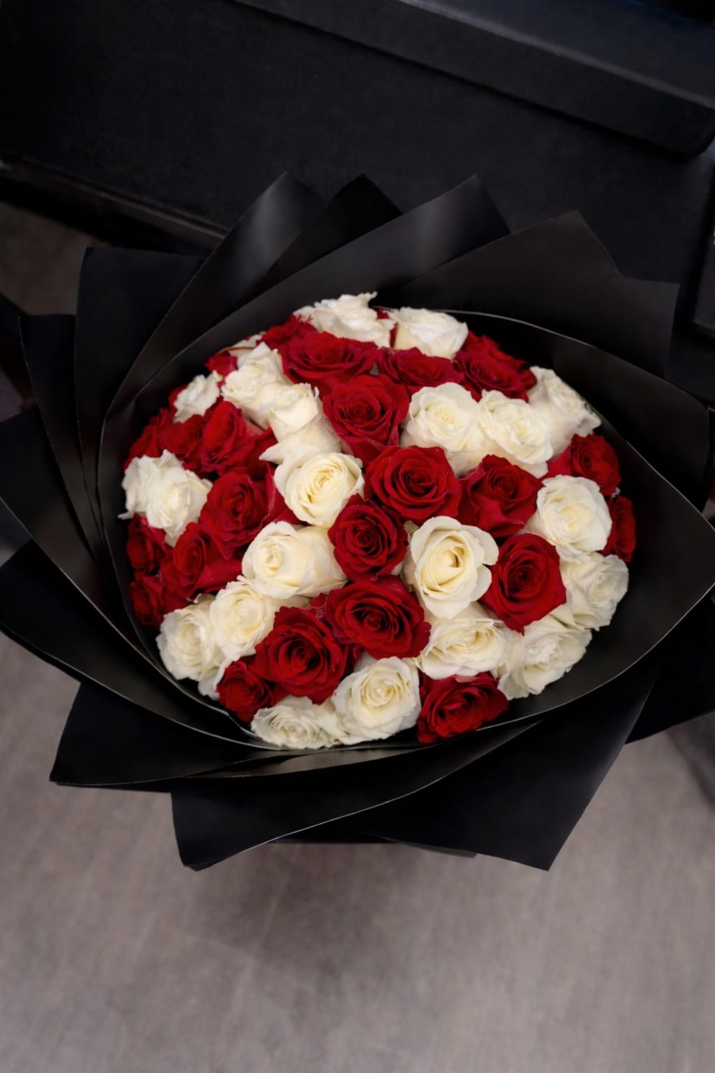 Eternal Love Noir Deluxe - Arreglo lleno de pasion y combination de las Rosa’s Rojas y las Blancas creando un elegante y a temporal.