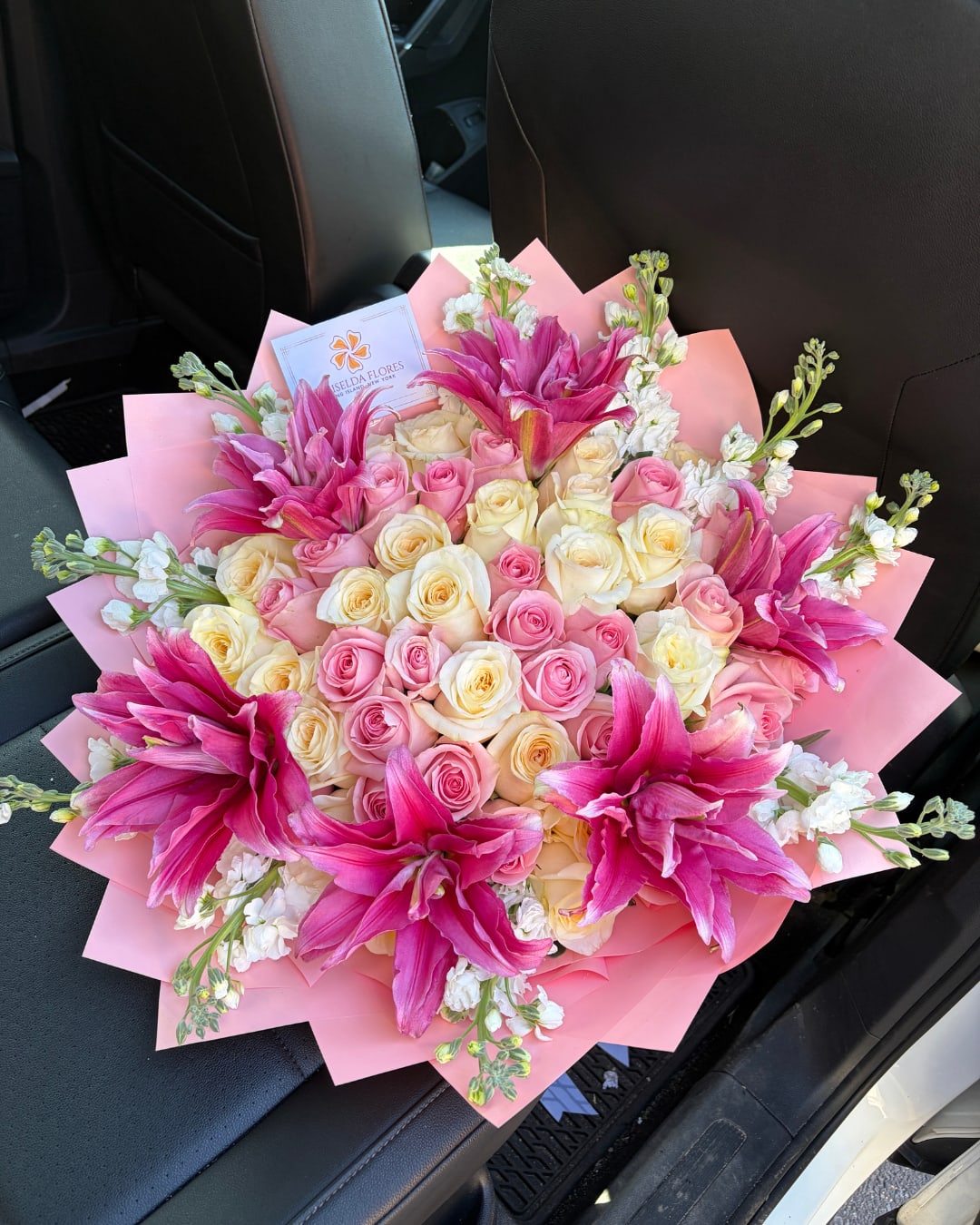 Ramo de 50 rosas con lirios  - Este es un ramo con 50 rosas (novia and candlelight) de 60 CM con doble lirios y stock blanco.