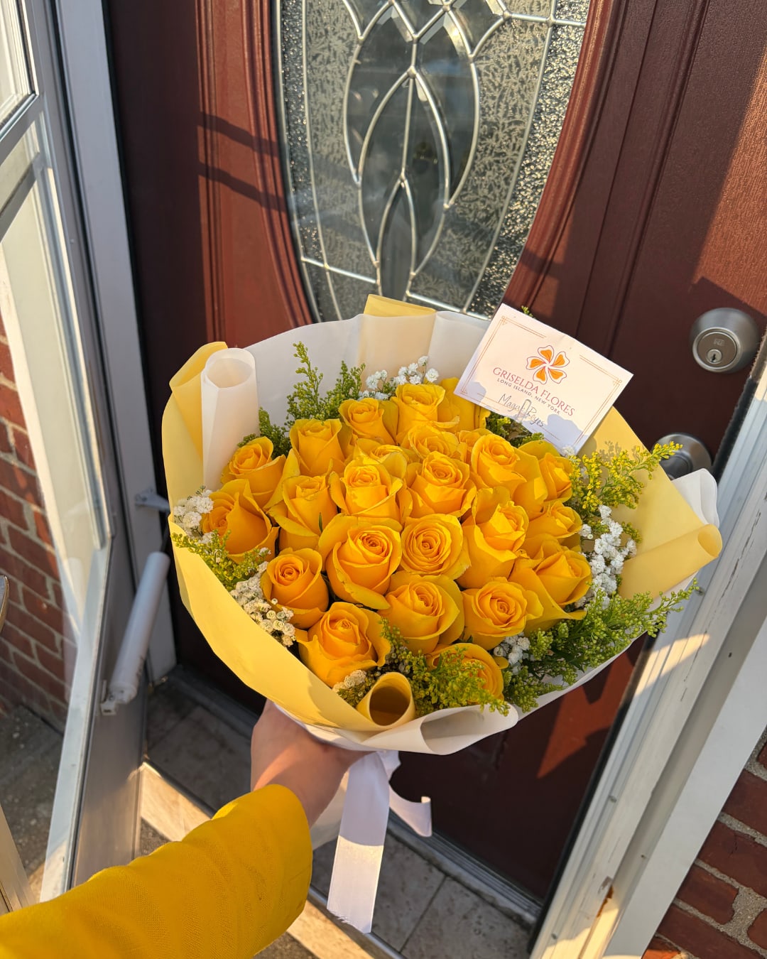 Ramo con 24 rosas amarillas  - Es un ramo con 25 rosas, babys breath y solidago.