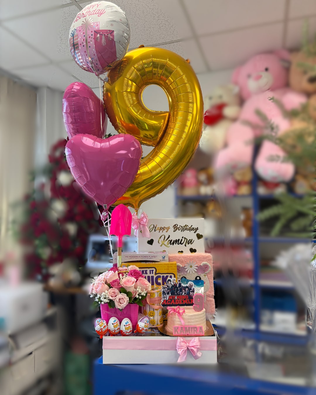 Regalo de cumpleaños para niñas - Este regalo incluye: 1 pastel pequeño personalizado 1 arreglo de flores 1 set de globos 1 libreta de dibujar 1 juego de cocina  1 paquete de marcadores 1 juego 1 juego de playa 4 huevos con chocolates  