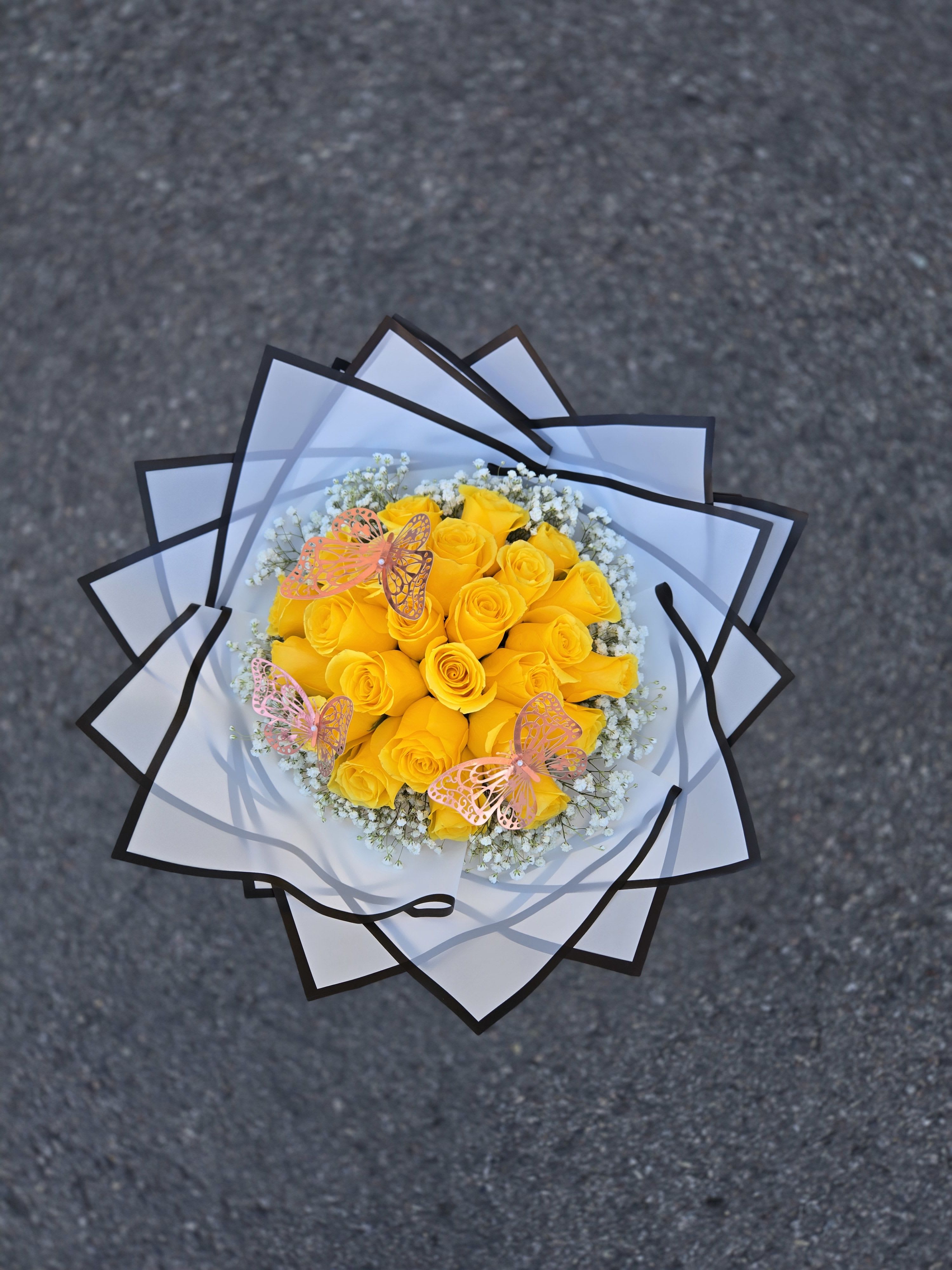 25 rosas amarillas - Las rosas amarillas simbolizan la amistad, la alegría y el optimismo, representando una conexión especial y a menudo se regalan para expresar gratitud. Su vibrante color también está asociado con la energía, la esperanza y los nuevos comienzos All photographs are work done by us