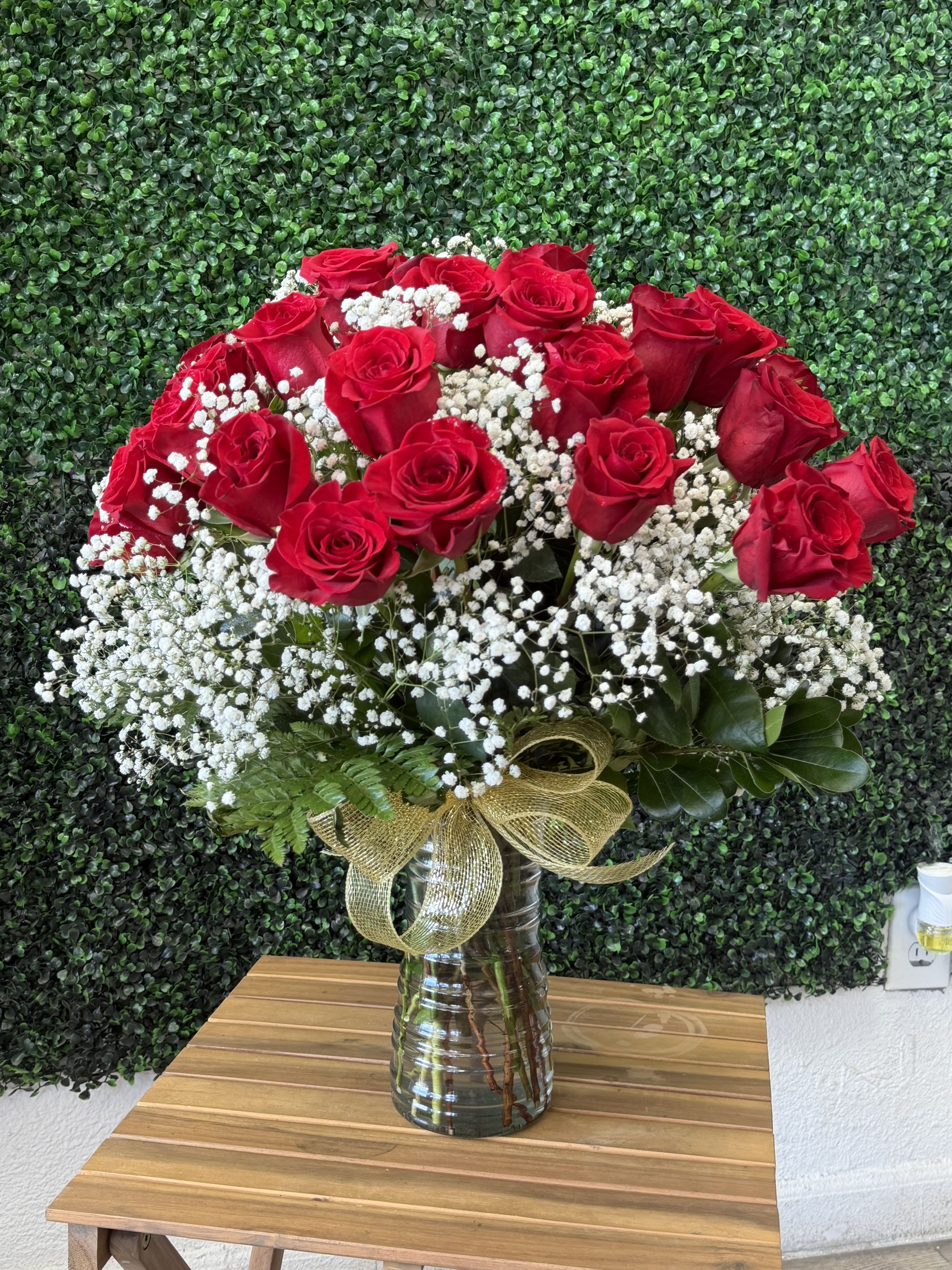 Forever young vase - 25 long stem roses in a vase perfect for any occasion 