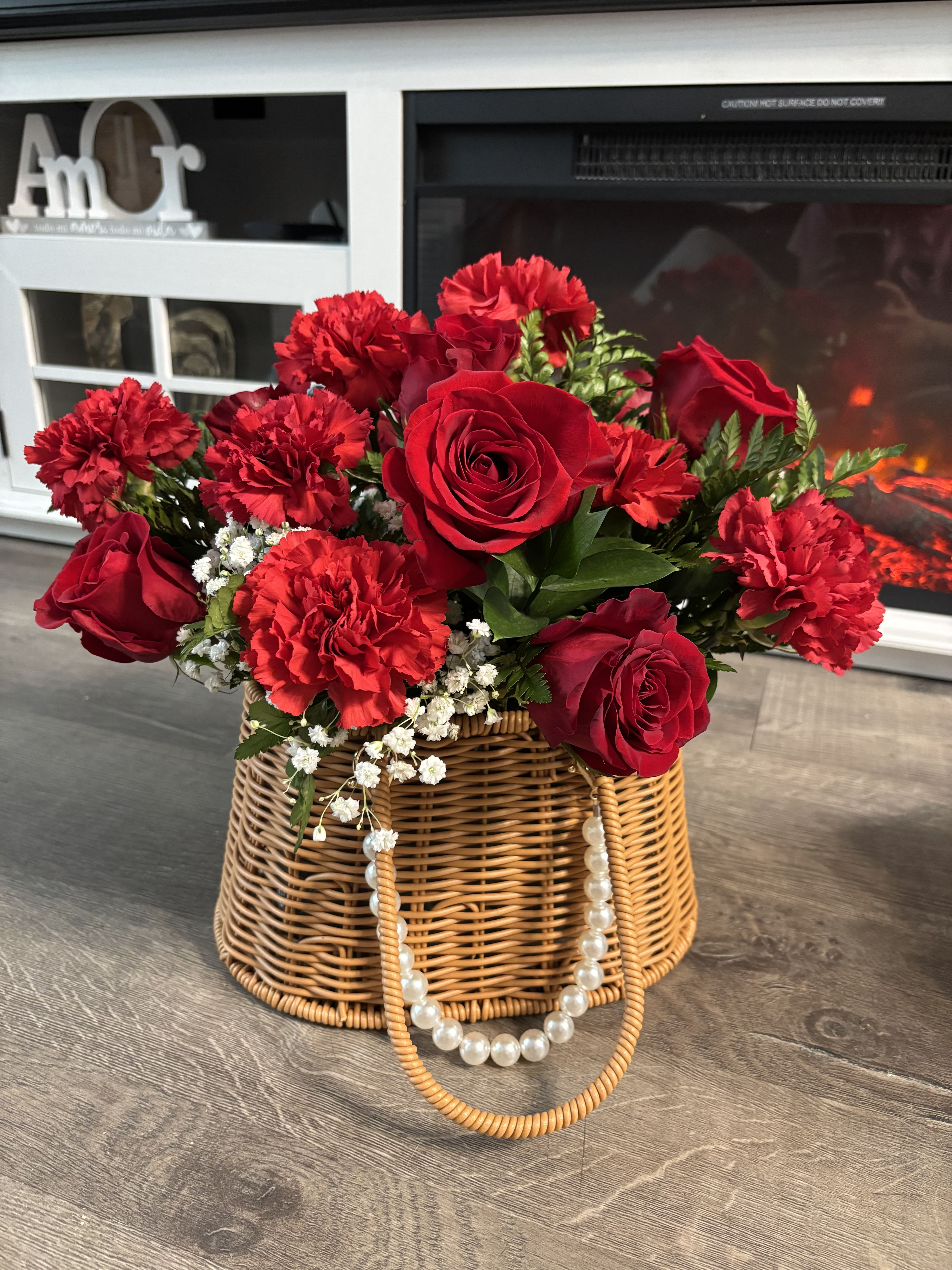 Canasta de Amor Eterno - Expresion de amor elegante y llena de detalles combinada con rosas y claveles creando un diseño romantico,armonioso y muy especial