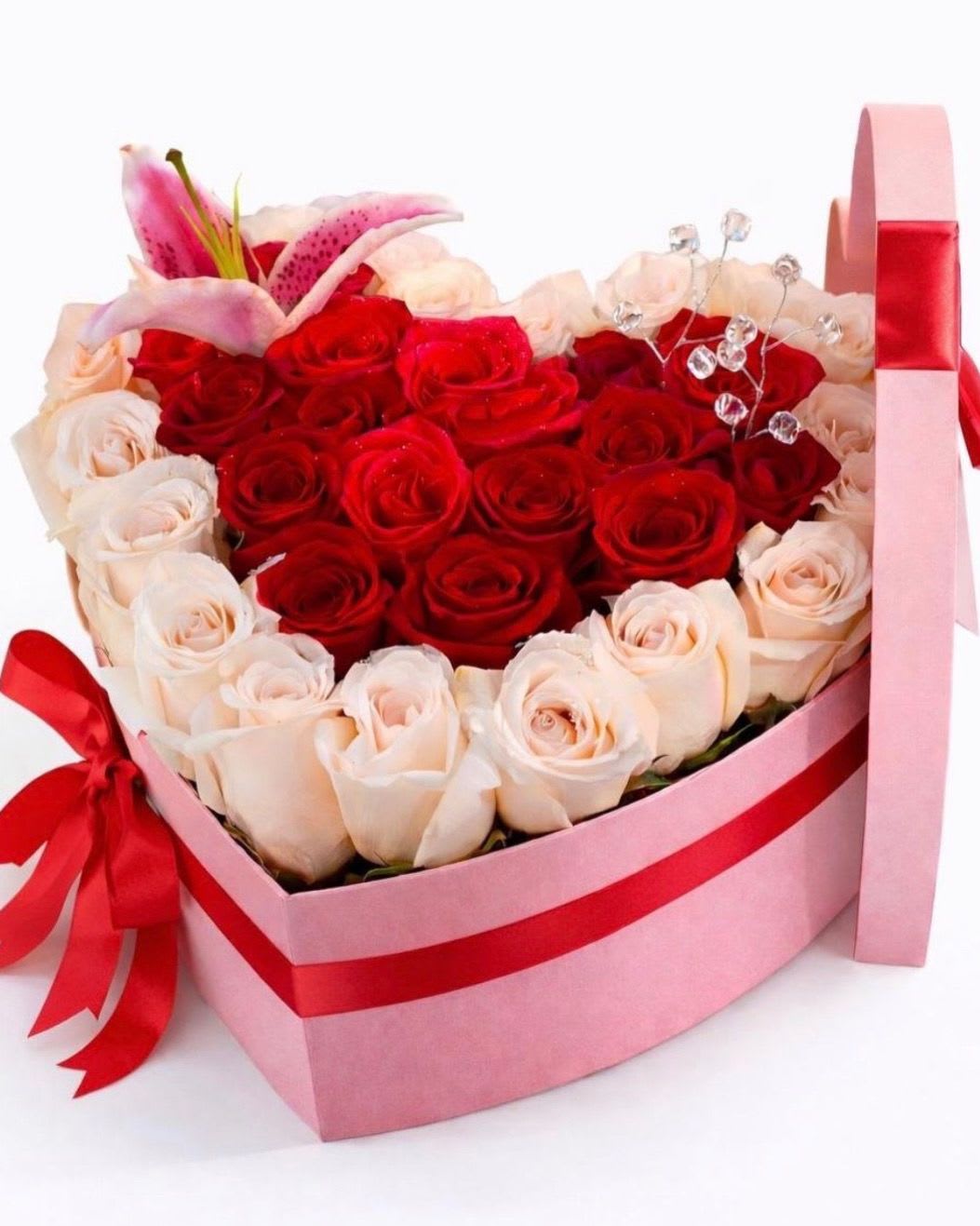 Cattleya Pink Luxury Heart Box - Cattleya Pink Luxury Heart Box – Red &amp; White Roses A stunning heart-shaped floral arrangement featuring premium red roses surrounded by elegant white roses, beautifully presented in a soft pink luxury box with a bold red ribbon. Accented with a delicate lily and sparkling details, this arrangement is the perfect expression of love, elegance, and sophistication.   Premium fresh roses  Elegant heart-shaped design  Luxury pink presentation box  Perfect for birthdays, anniversaries, and special occasions  Designed to impress and make every moment unforgettable.