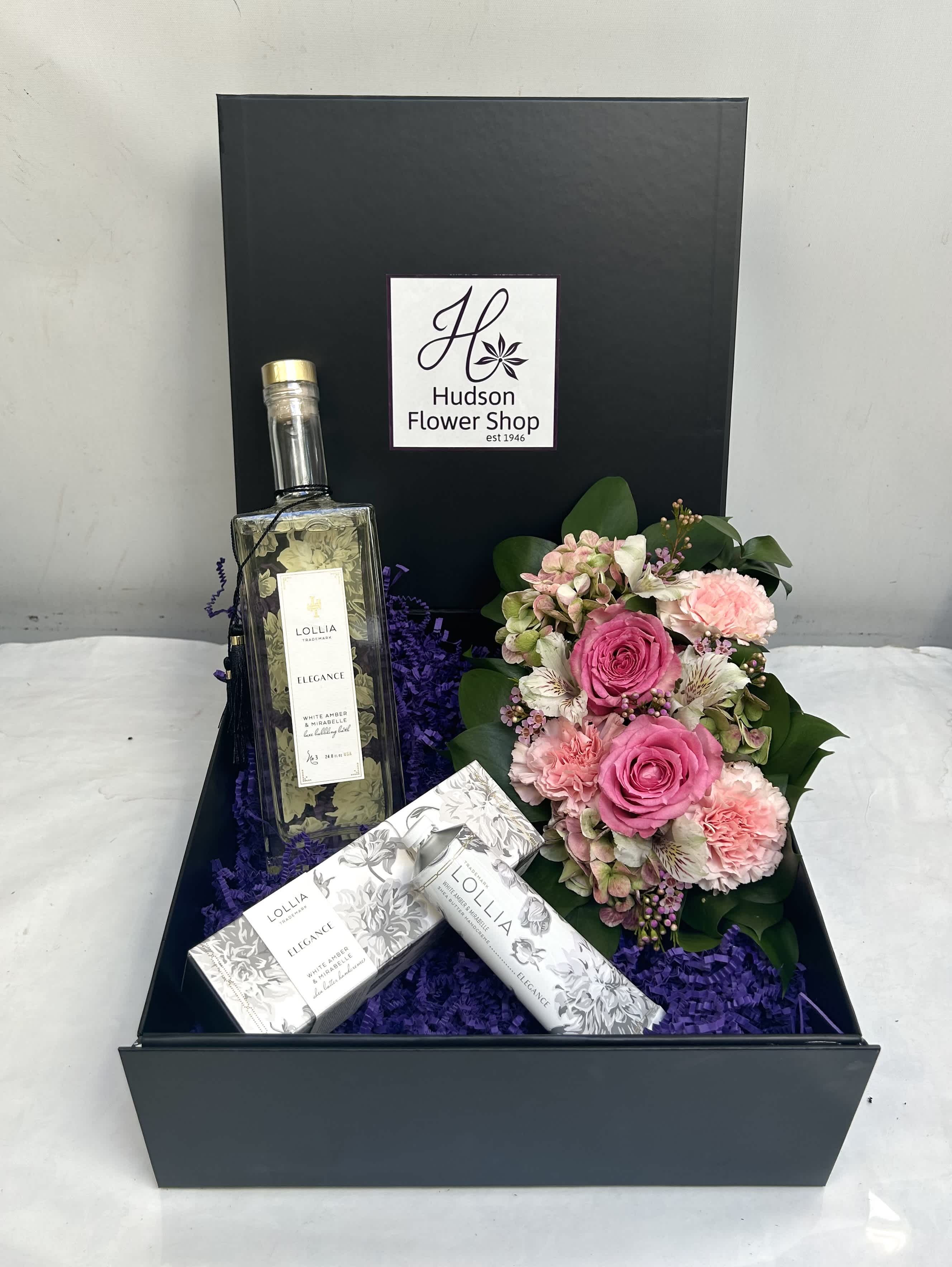 " Lollia Elegance" gift set - Presented in a stunning black gift box.  Includes the Lollia Elegance premium bubble bath and hand cream.  Includes a beautiful garden design of fresh flowers. This gift set feels luxurious and special.  Order your today!
