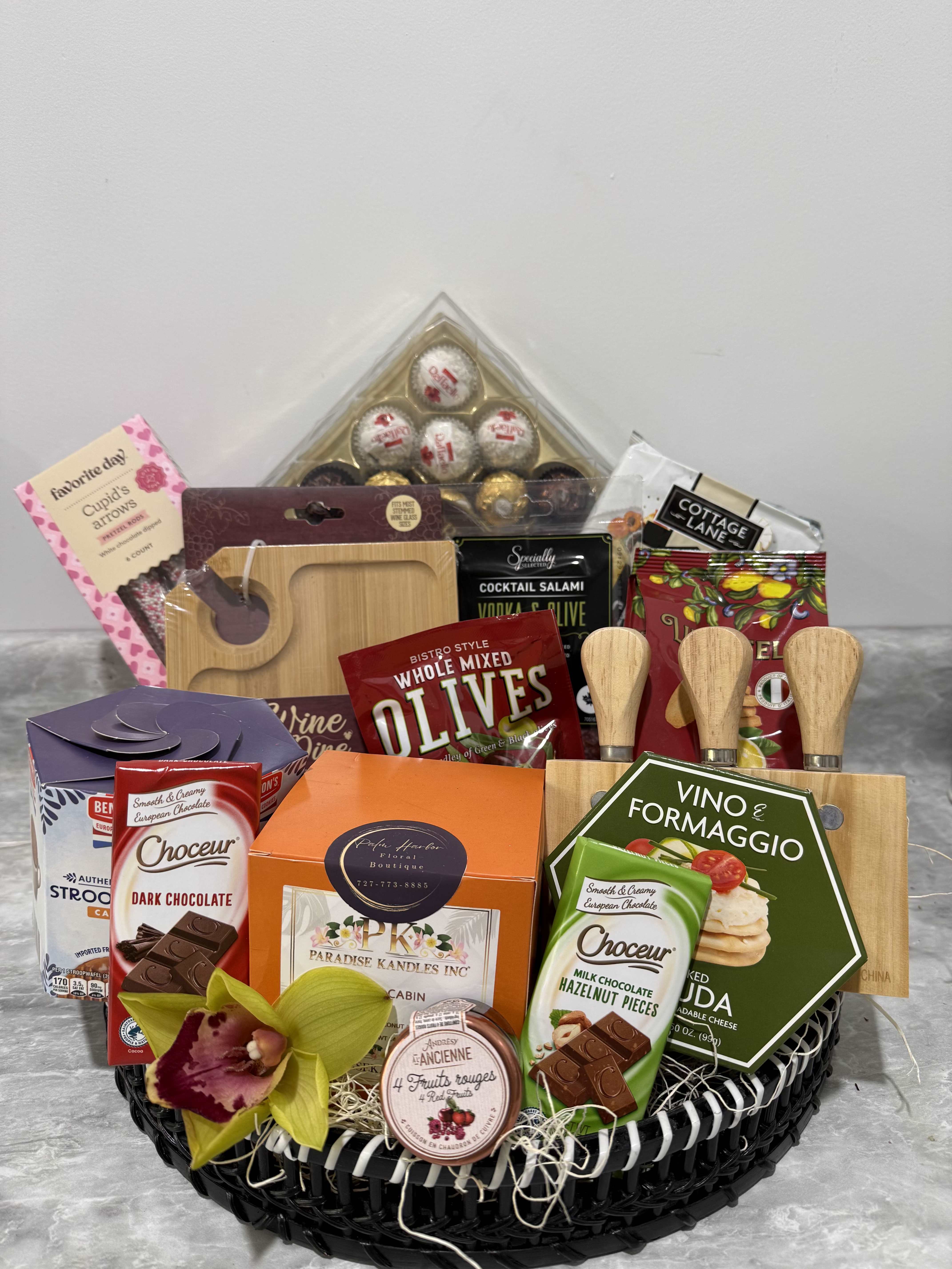Signature Gift &amp; Gourmet Basket - A refined collection of high-quality treats with a beautiful presentation, ideal for special occasions.