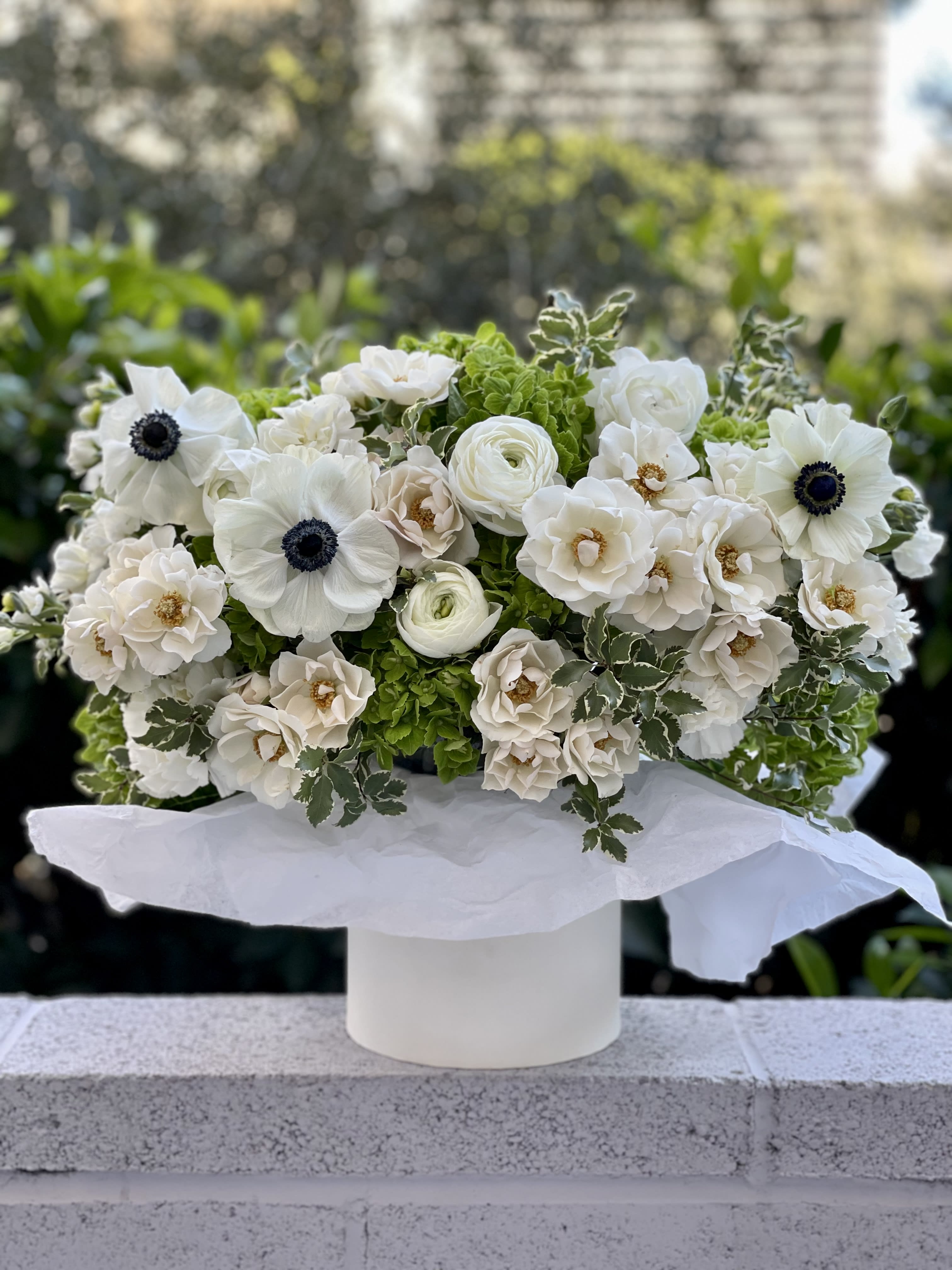 Box N.3 Green hydrangea with garden roses and amazing anemones - Box N.3 Green hydrangea with garden roses and amazing anemones  