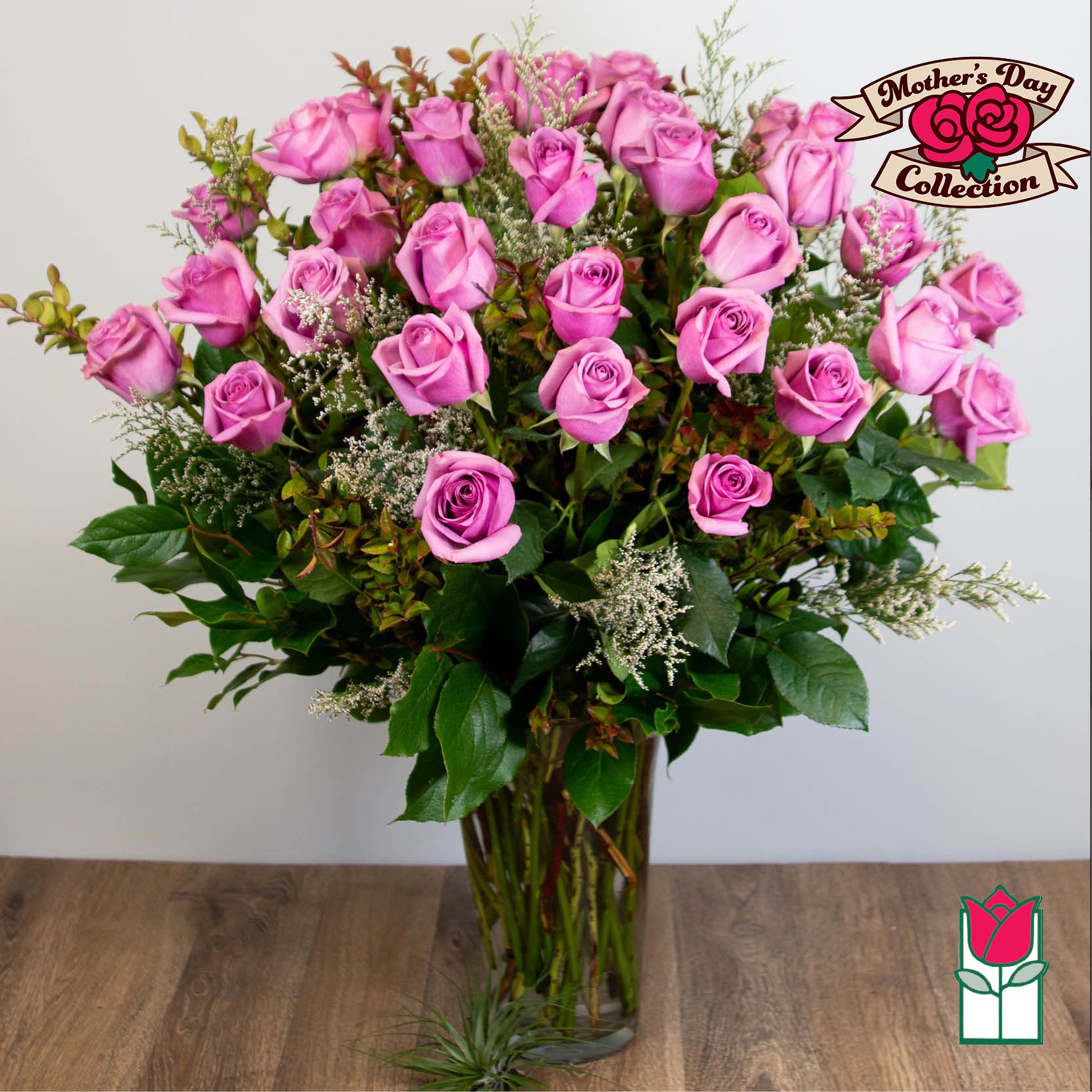 Bouquet of pink roses in a clear glass vase