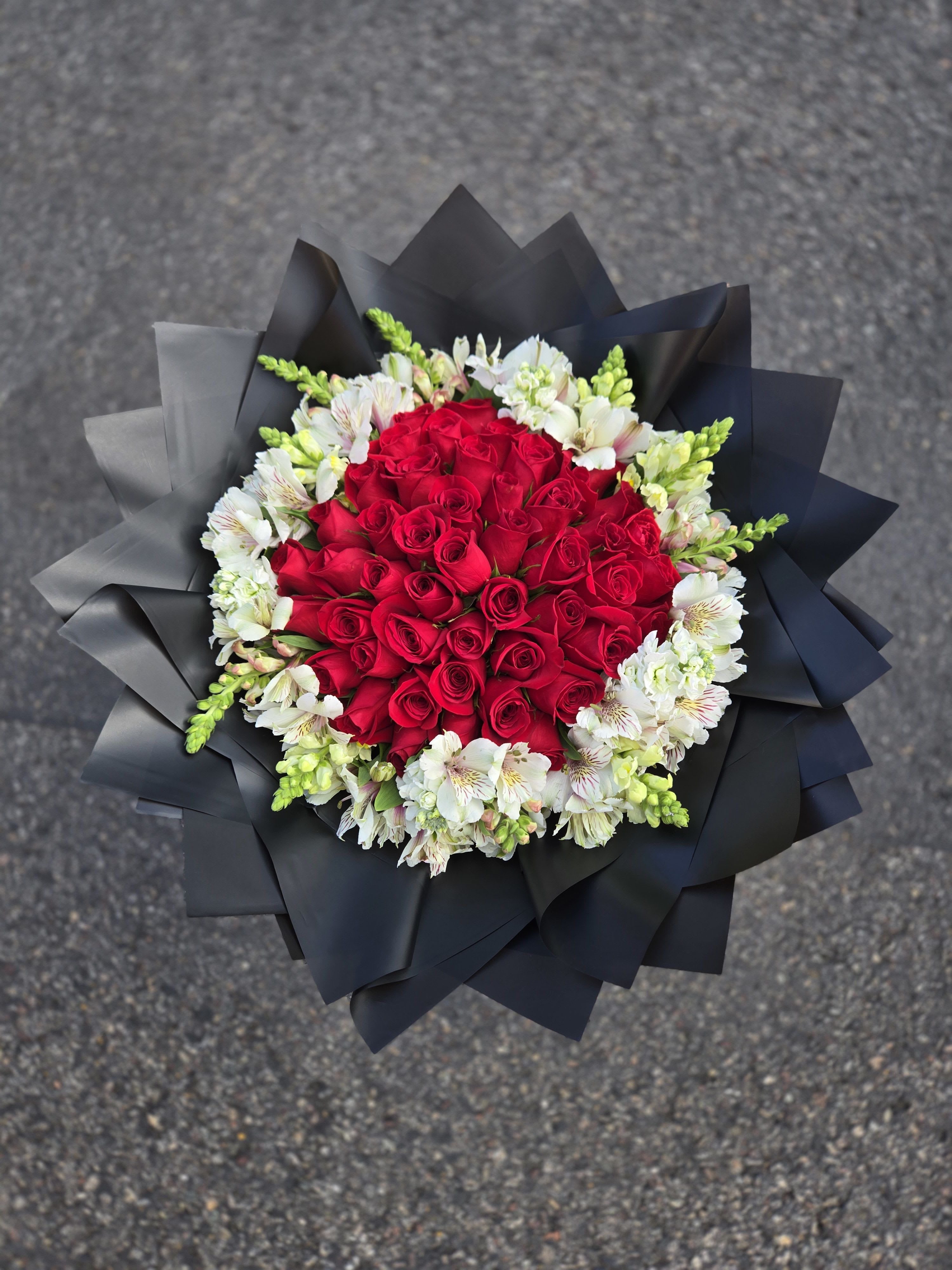 Astromelia  - Impresionante ramo de rosas acompanado de  snapdragon y astromelias las cuales hacen lucir el ramo de una forma espectacular.