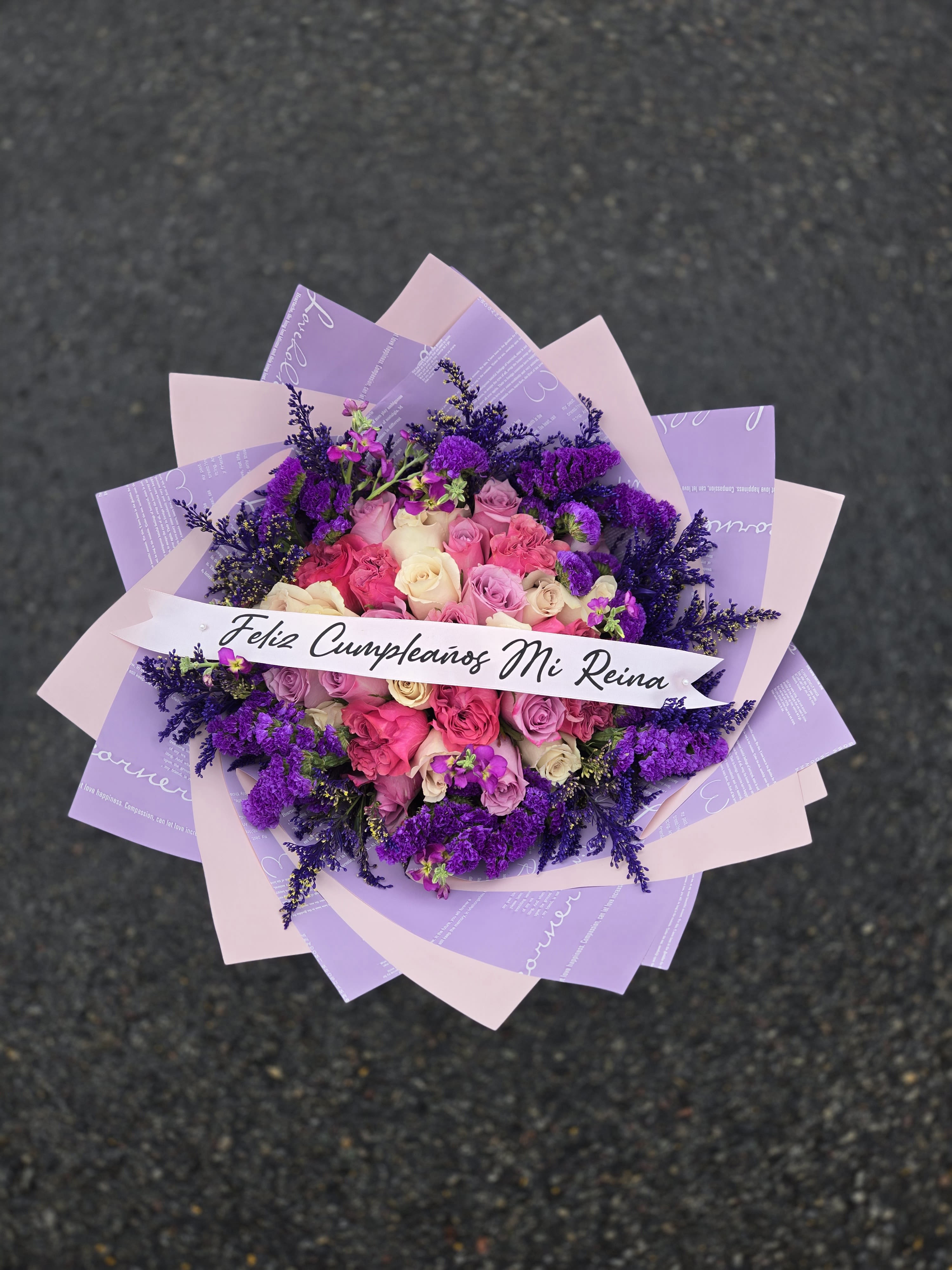 Violeta  - Combinacion de rosas y follajes perfectamente acomodos.