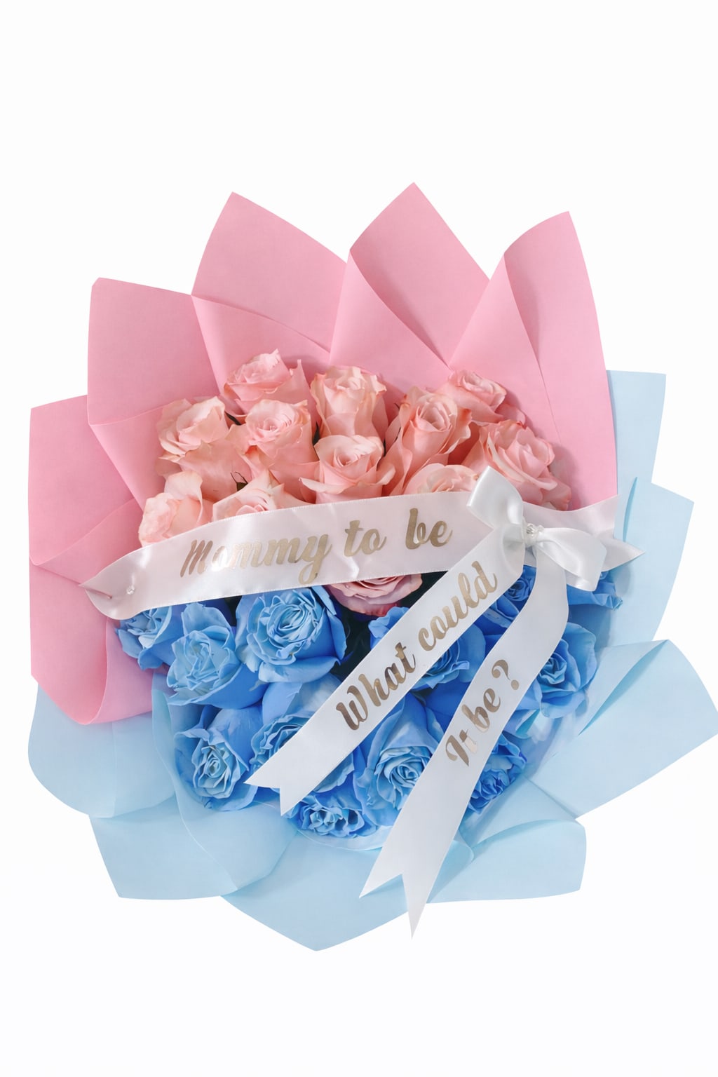Baby Reveal Elegance bouquet - Delicado y encantador arreglo diseñado especialmente para momentos  inolvidables como la revelation de genero. Este bouquet  combina hermosas rosas en tonos rosados y azules,simbolizando la dulce expertativa entre niño o niña y decorado con un elegante laz0 satinado q llena el mnsaje Mommy to be - What could it be, este diseño es perfecto para sorprender a Una future mama o cmpletar la celebracion de baby shower con un toque sofisticado y emocional.