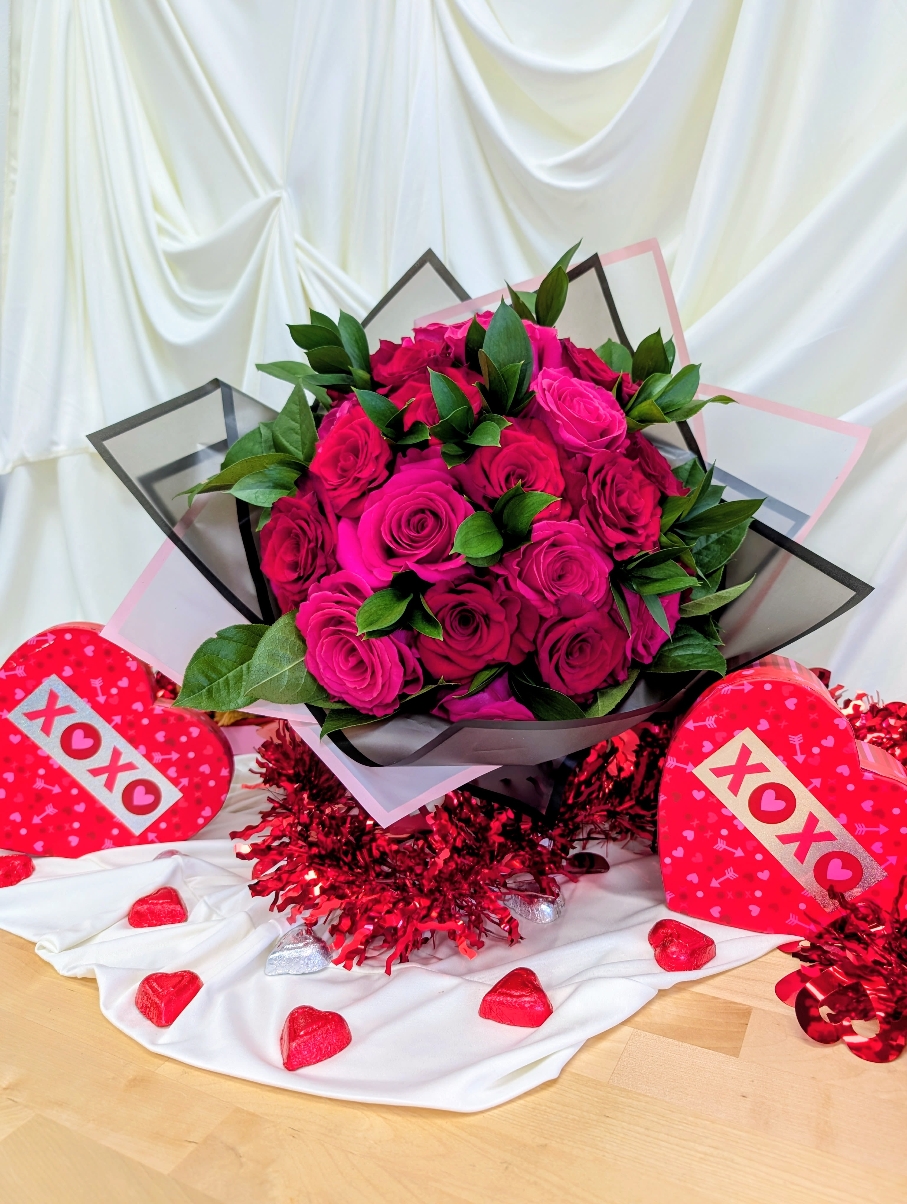 Pink rose bouquet with green leaves and XOXO heart decorations
