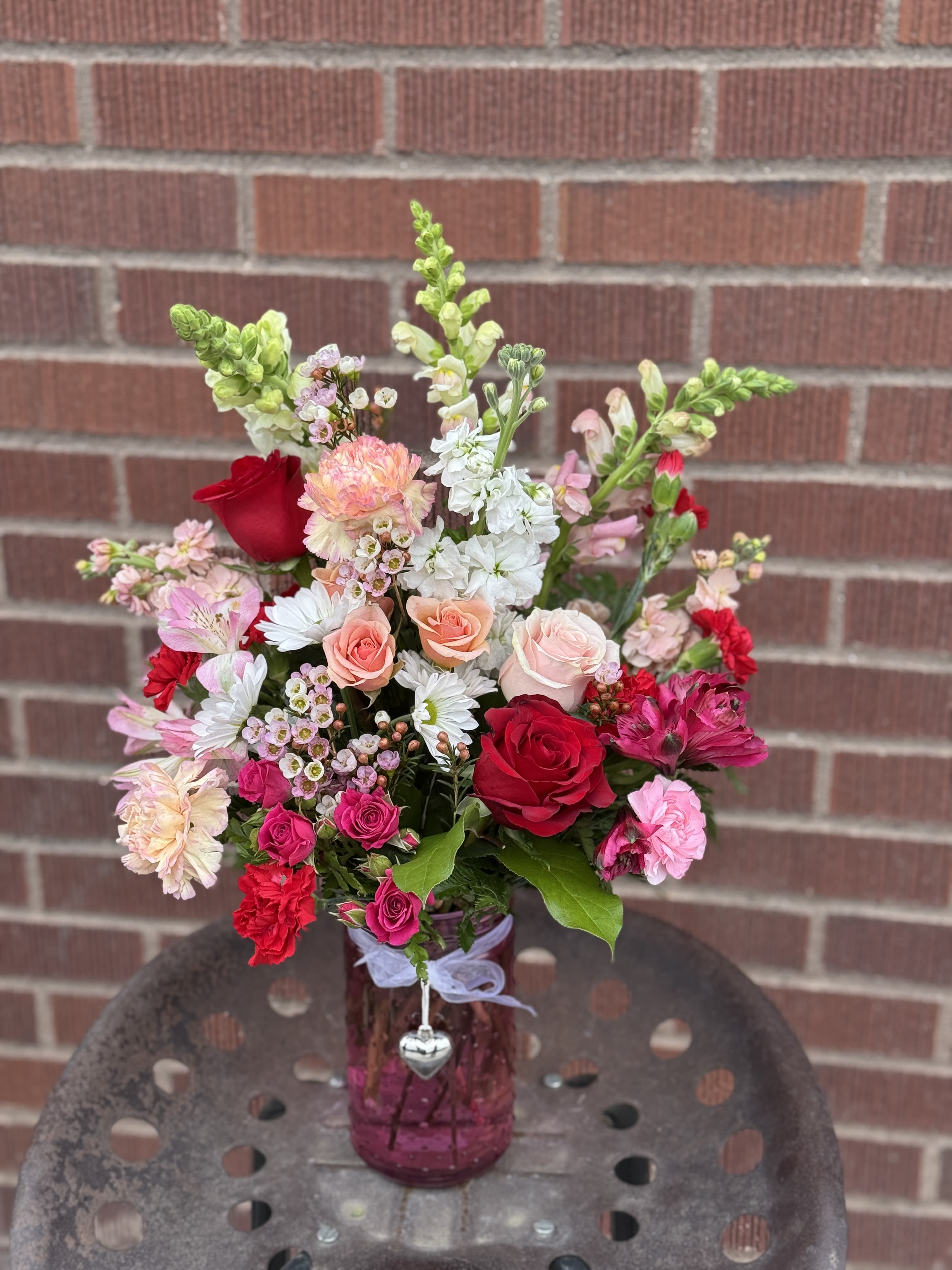 Love To Mom - Arriving in a keepsake jar, show your love to mom!