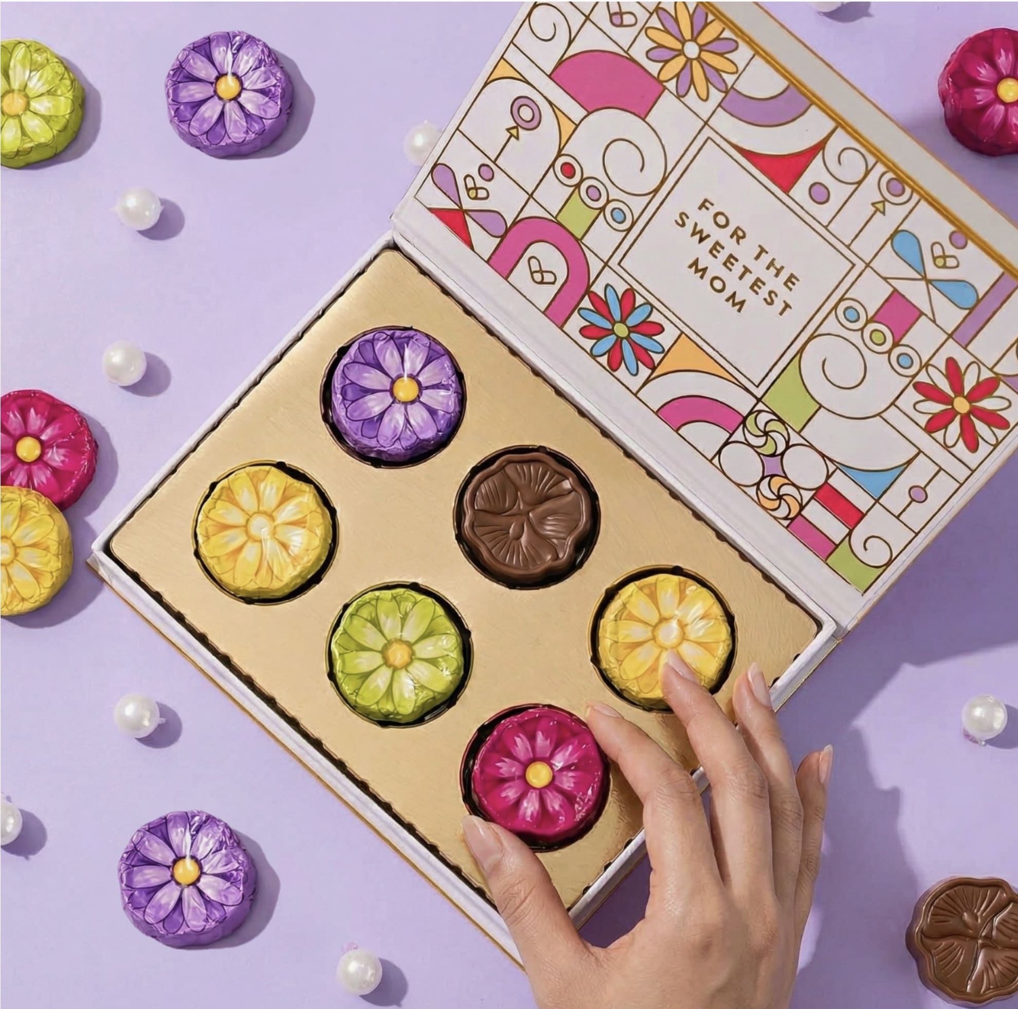 FLOWER-SHAPED GOURMET CHOCOLATES -  A SWEET MOTHER’S DAY CARD &amp; GIFT IN ONE Designed like a charming envelope with a heartfelt message, this Mother’s Day chocolate gift combines the sentiment of a greeting card with the indulgence of a gourmet chocolate gift box. 