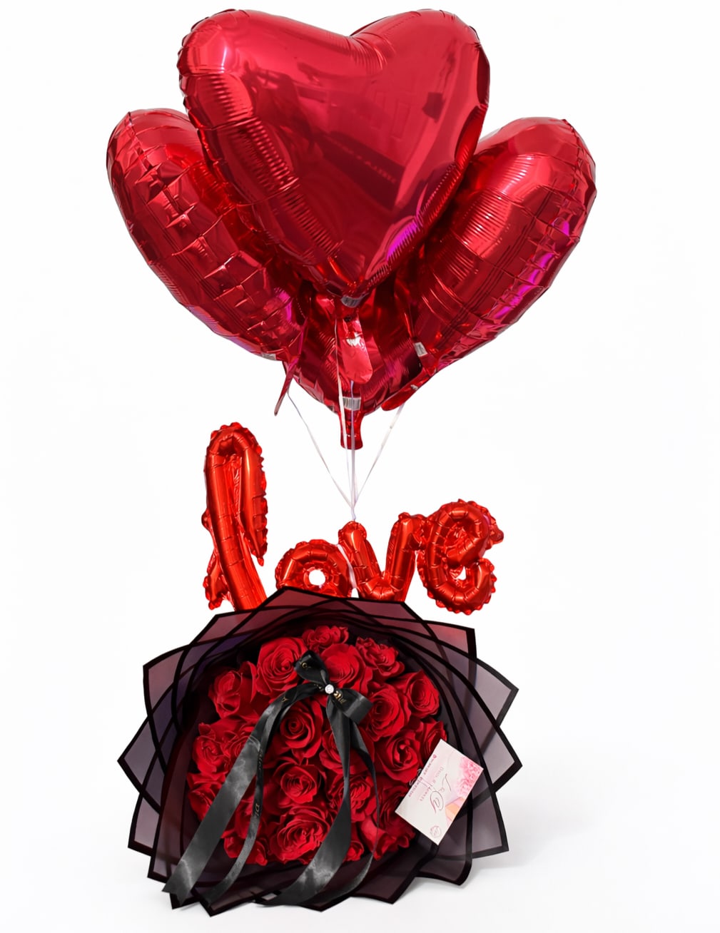 Love Moment Deluxe - Elegante arreglo romantico compuesto por un bouquet de rosas rojas premium envuelto en papel negro con lazo decorativo, acompañado de globos metalicos en forma de corazon  y globo love. Un detalle perfecto para sorprender en cualquier ocacion.