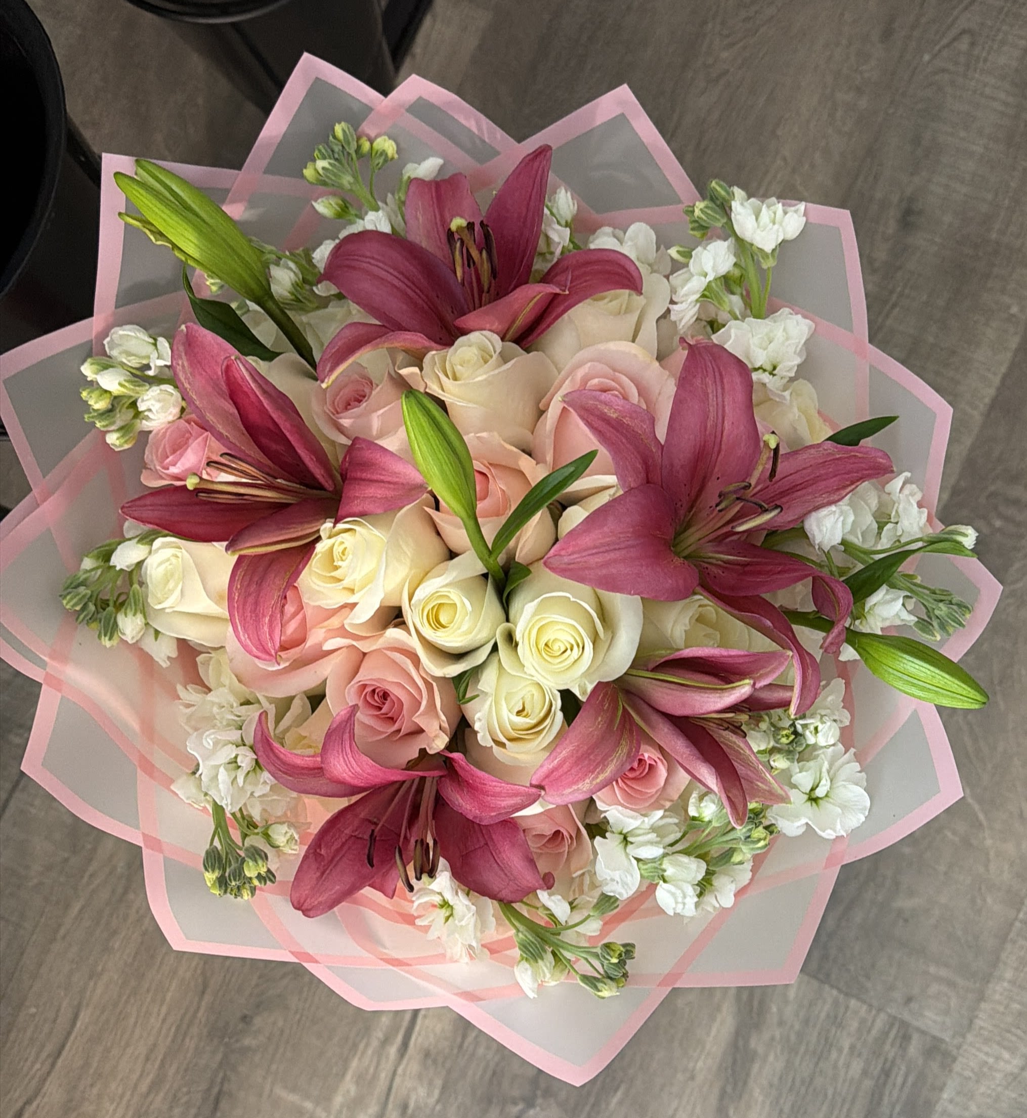 Blush Lily Elegance  - Un ramo delicado y sofisticado q combina la suavidad de rosas en tonos crema y rosado con la elegancia de lirios rosados , creando una armonia perfecta de romanticism y frescura.