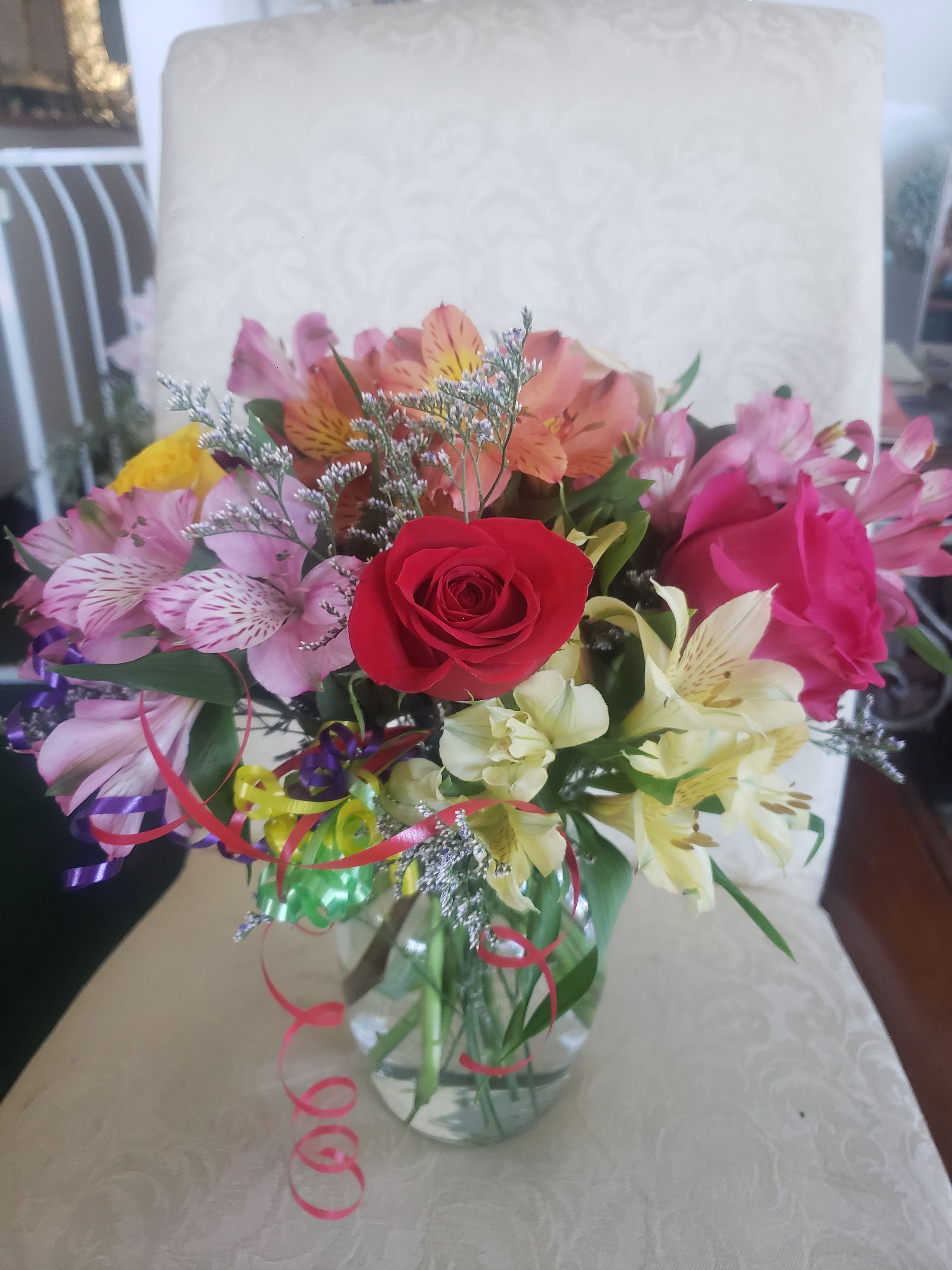 RED ROSES, ALTO AND LIMONIUM - ROUND BOUQUET