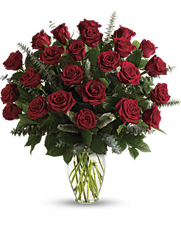 Bouquet of red roses in a clear glass vase