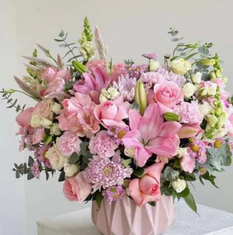 Pink and white mixed bouquet in a blush vase