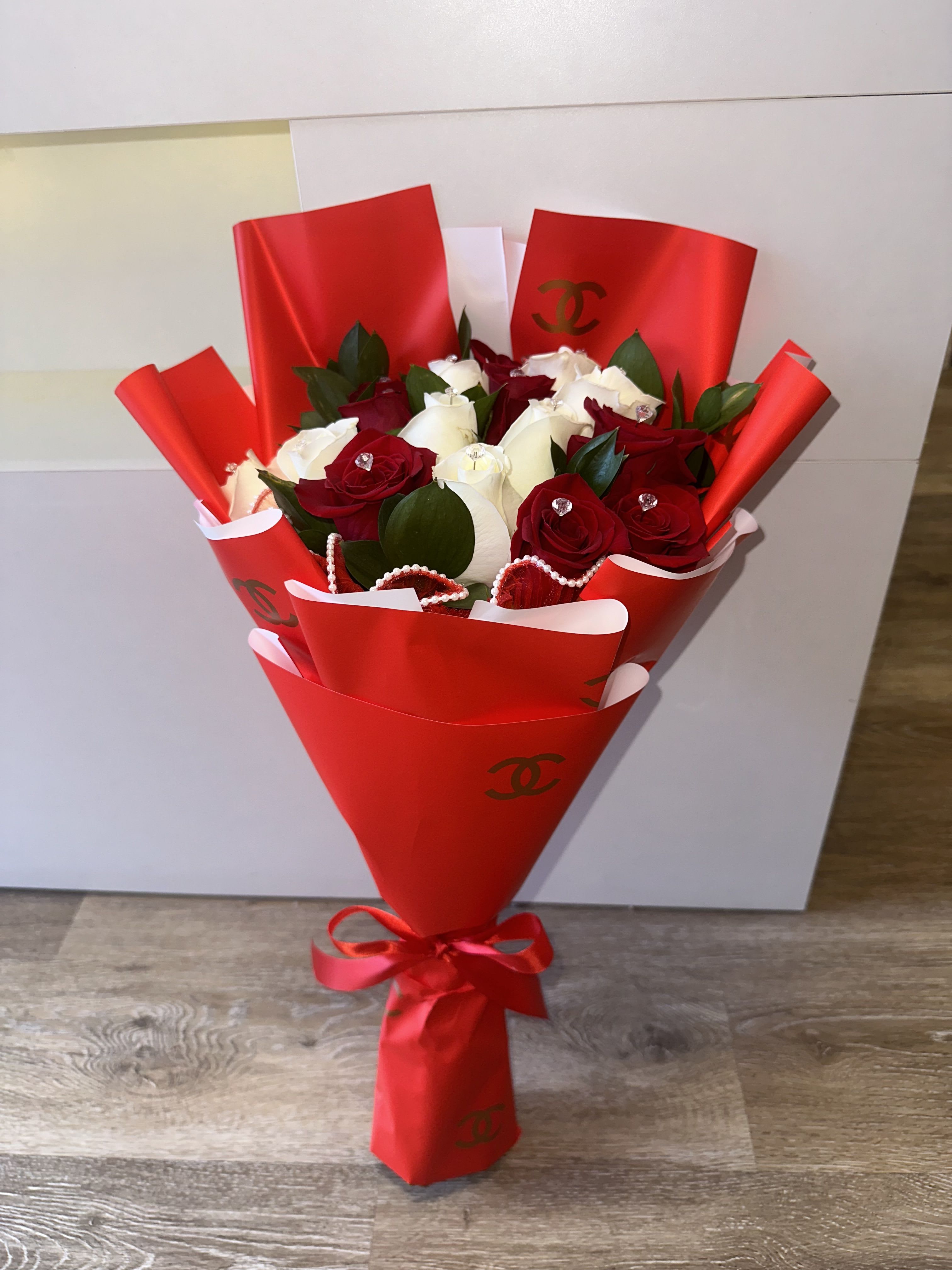 Beautiful Chanel bouquet, red and white roses, pearl tulle, red Chanel paper, each rose has its diamond - Beautiful Chanel bouquet, red and white roses, pearl tulle, red Chanel paper, each rose has its diamond