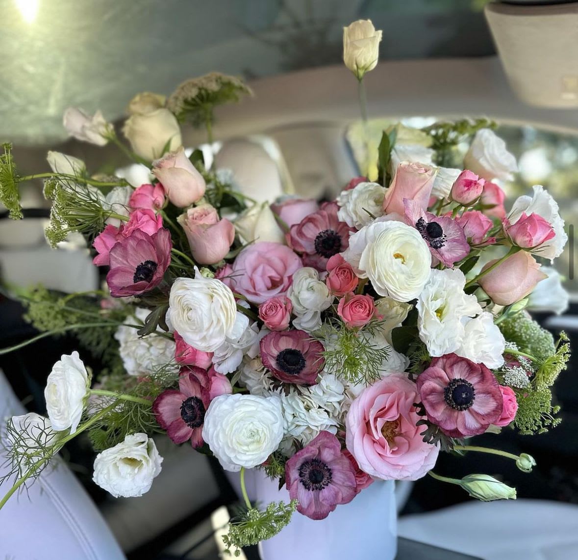 Mixed vase table arrangement - Beautiful mixed blooms table arrangement