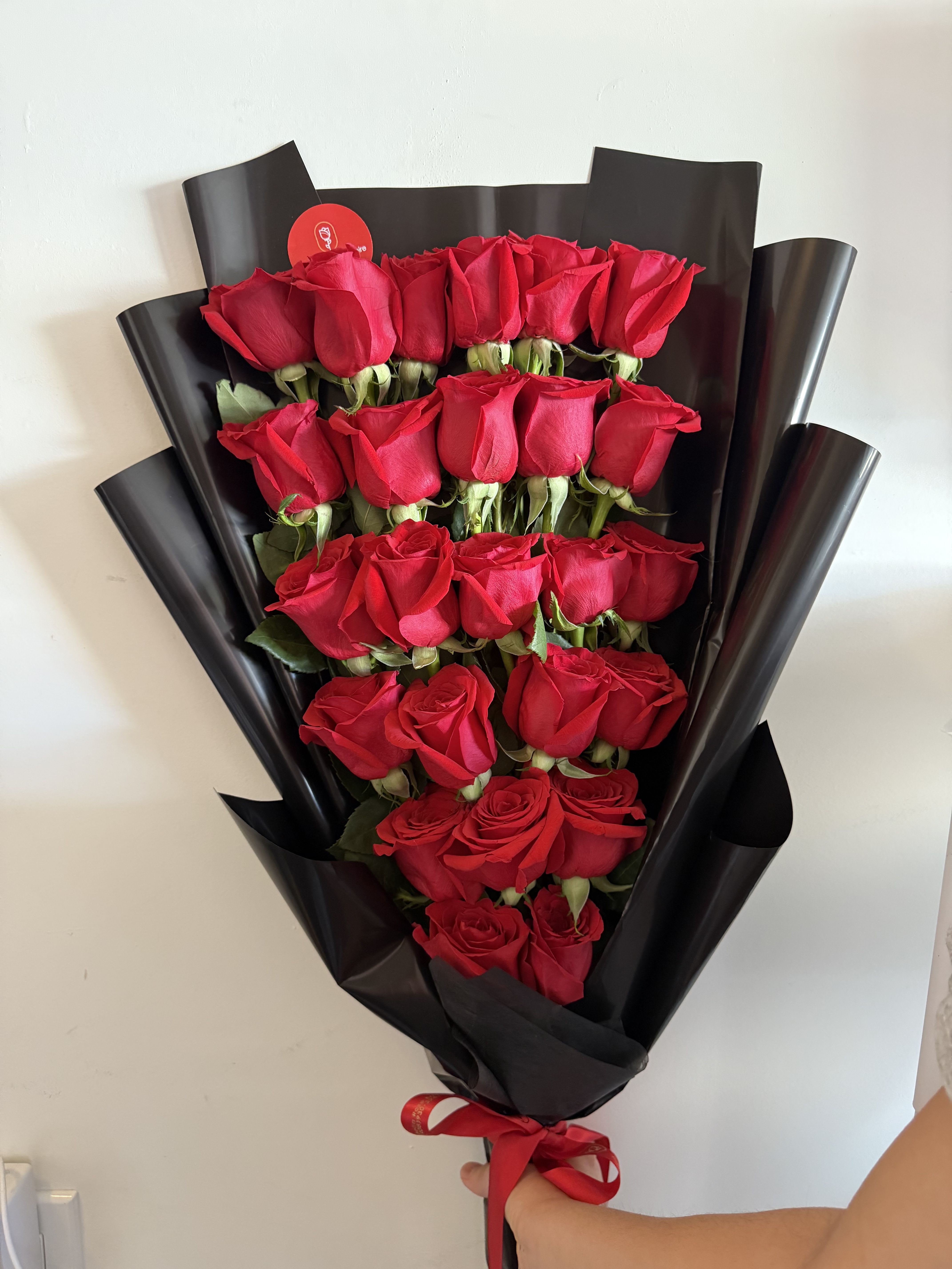 Elegant Roses  - Beautiful red roses ideal for any occasion with this subtle and delicate detail you can make her feel very special. Roses cared for and chosen with intention