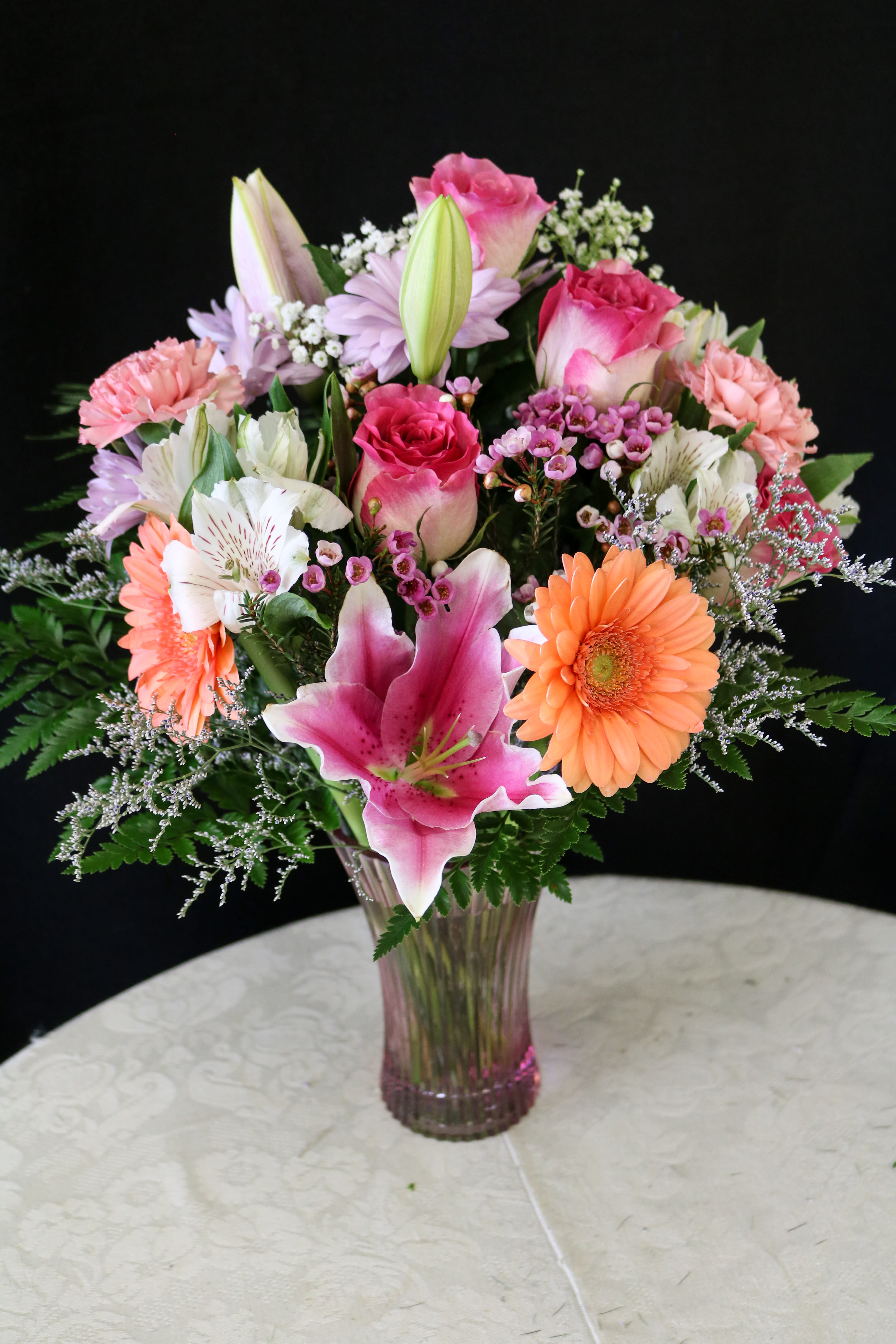 Pink and peach mixed bouquet in a clear glass vase