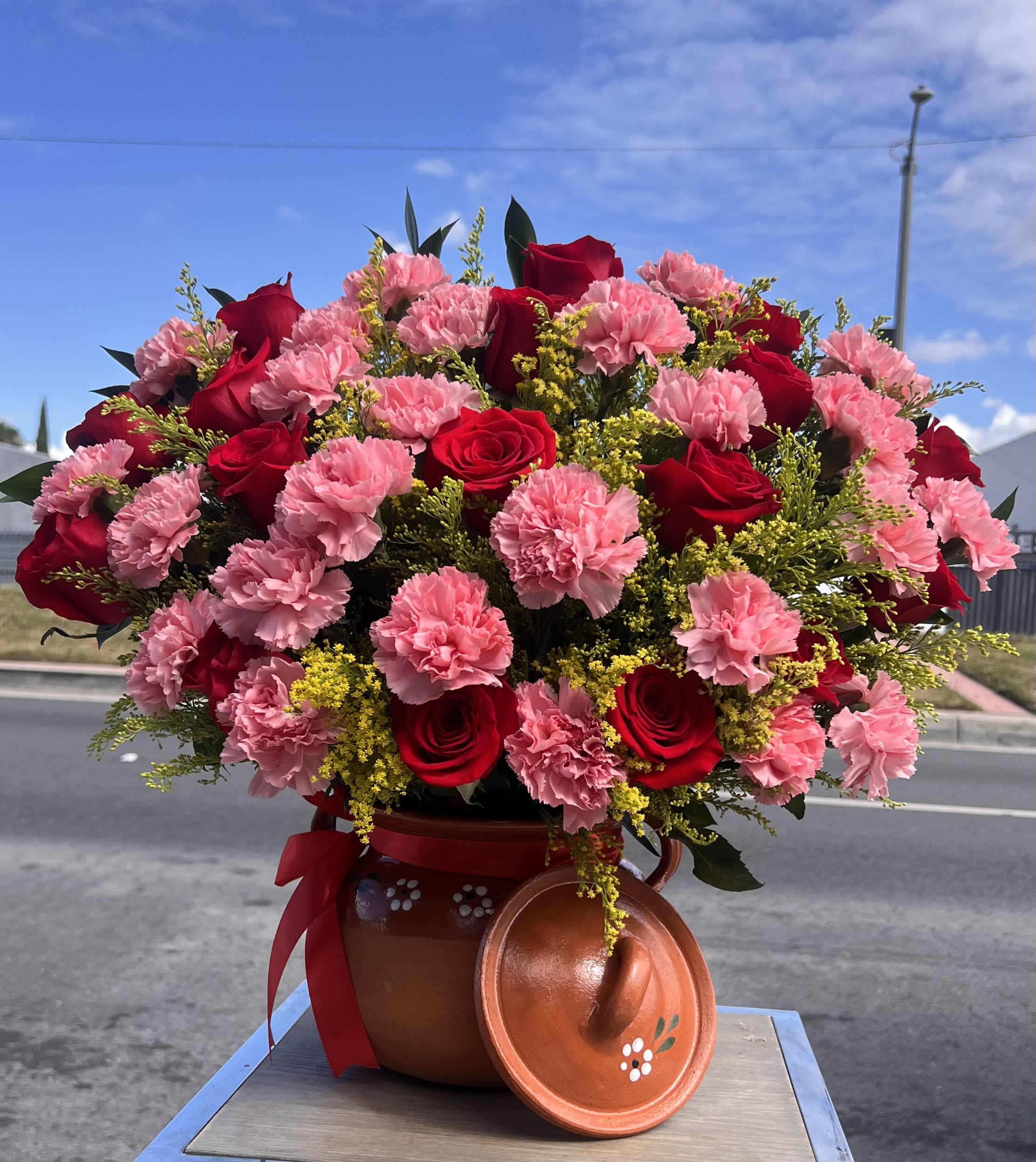 Pasión &amp; Sweetness - Red Roses And Pink Carnations - A stunning blend of red roses and soft pink blooms, perfect for a heartfelt and unforgettable gift.