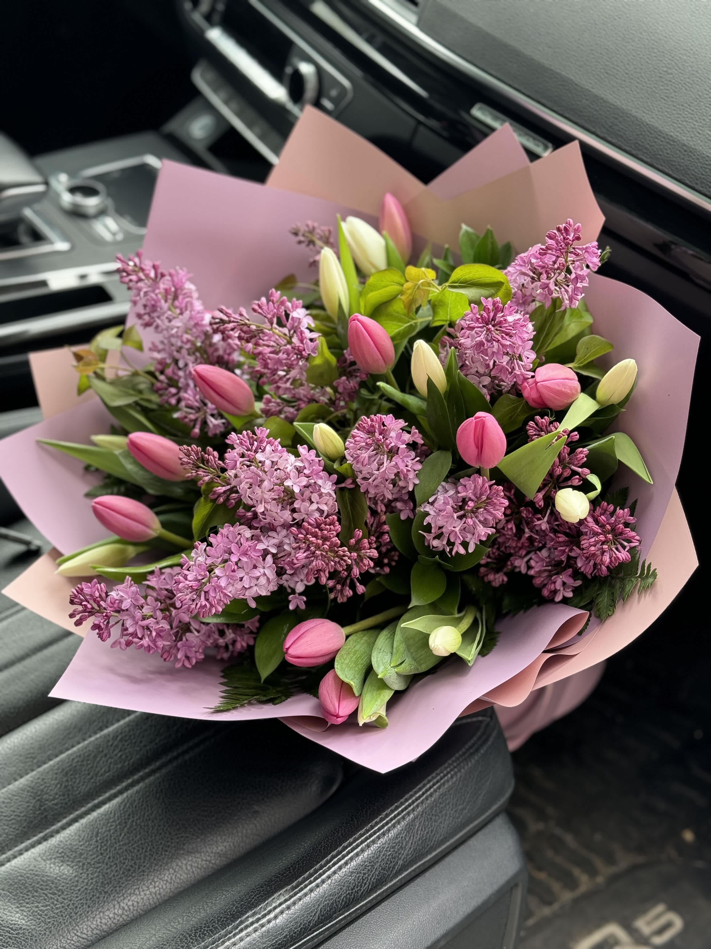 Lilac with tulips.   The photo shows a standard size. - The photo shows a standard size.