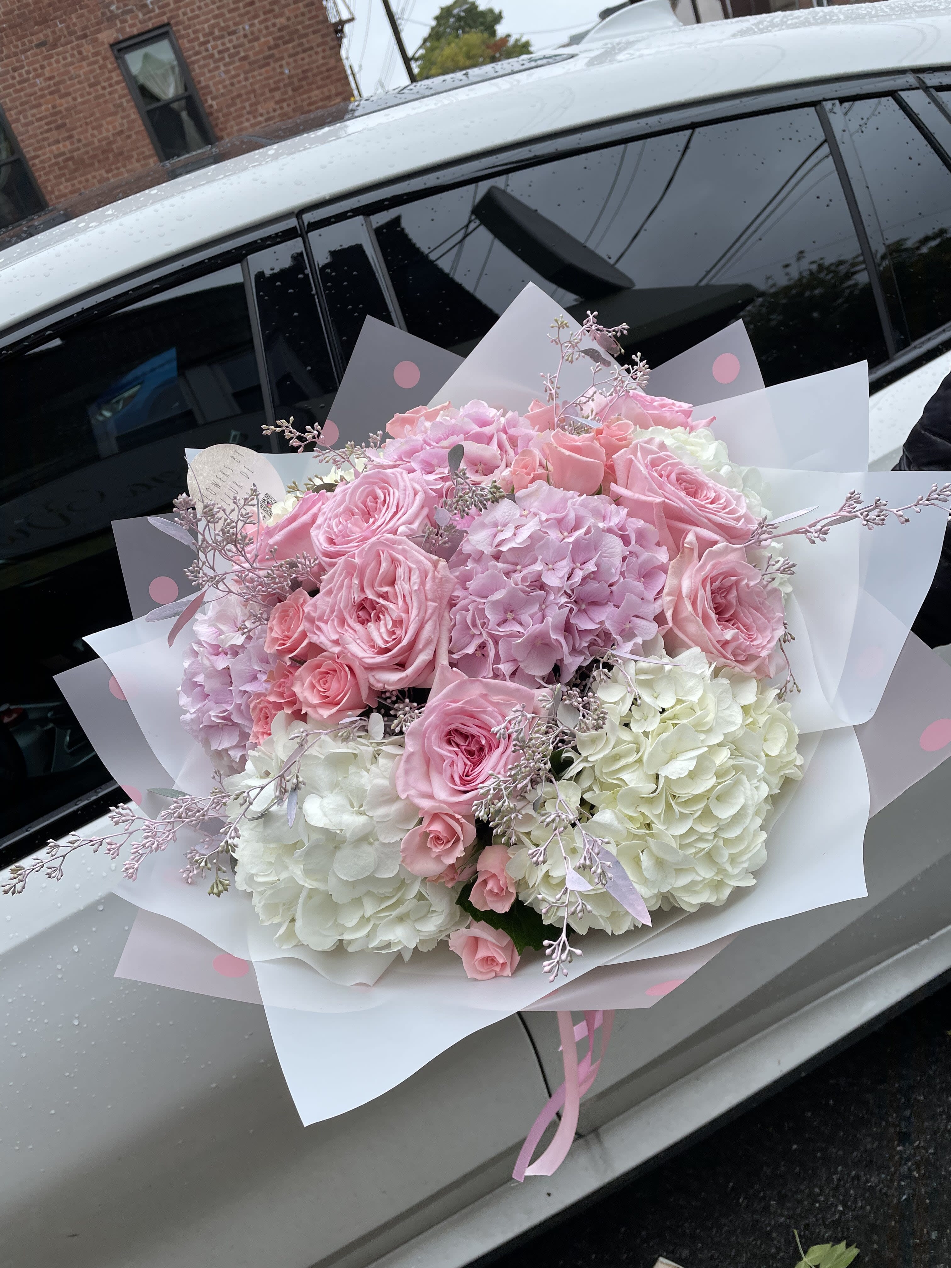 Mamma Mia Bouquet. The photo shows a deluxe size. - The photo shows a deluxe size.