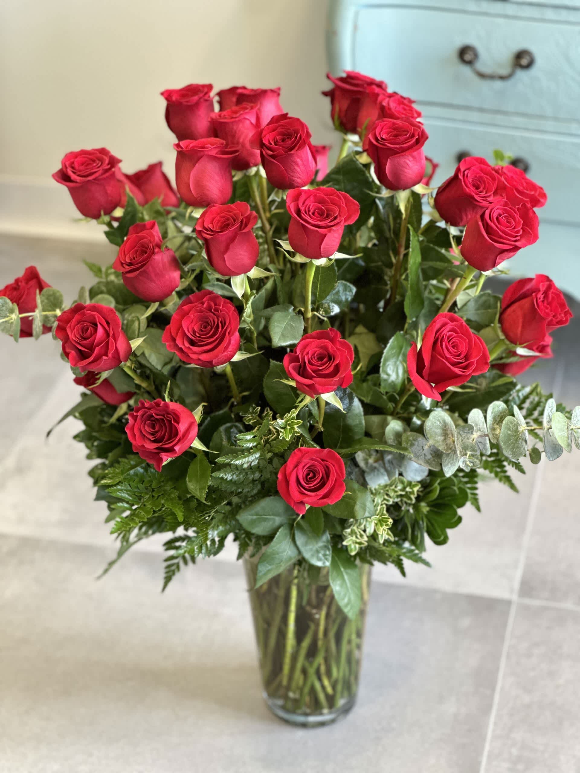 Bouquet of red roses in a clear glass vase