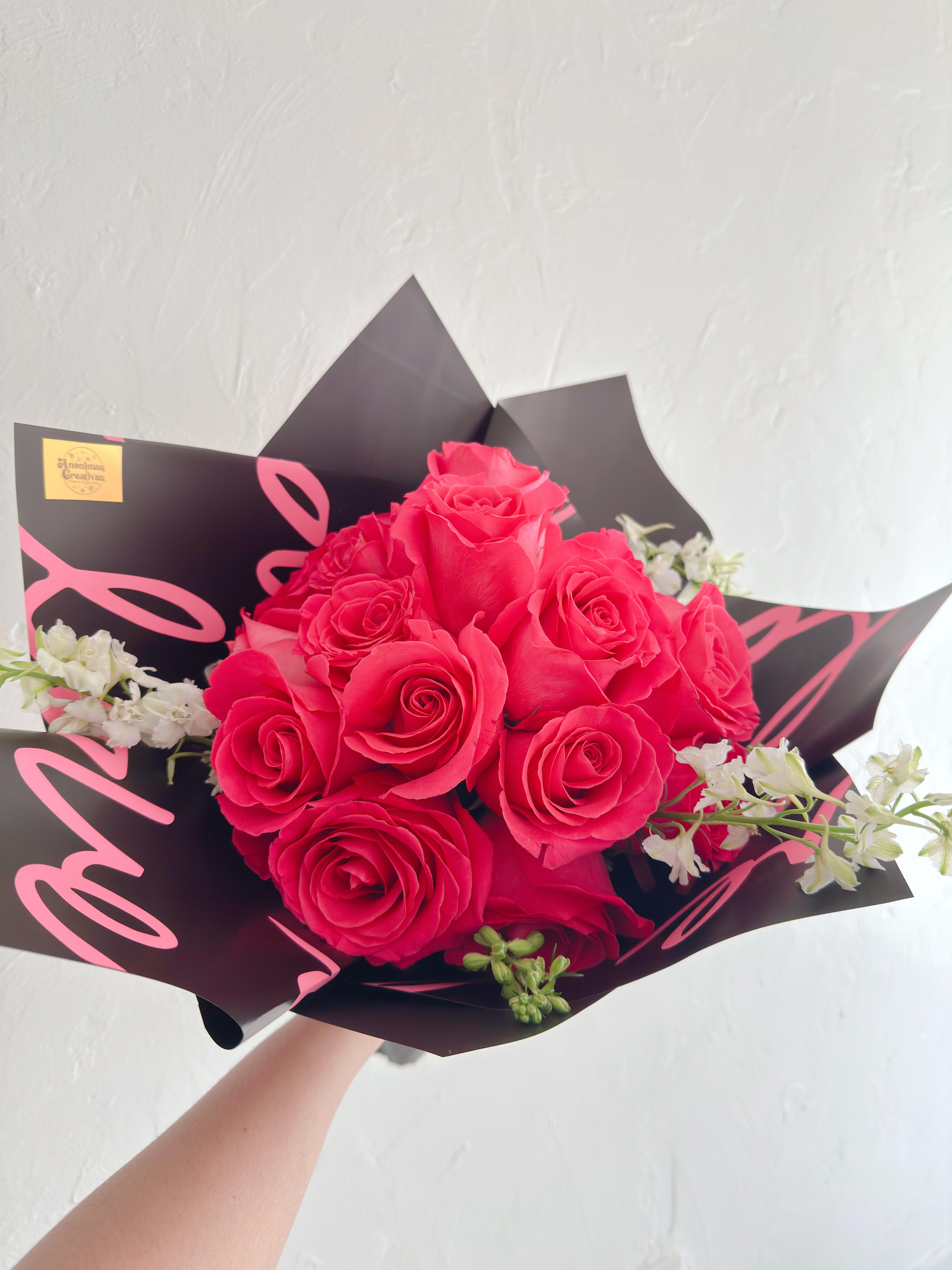 Bouquet Abril - Bouquet de Rosas hot pink, en hermoso papel coreano. 