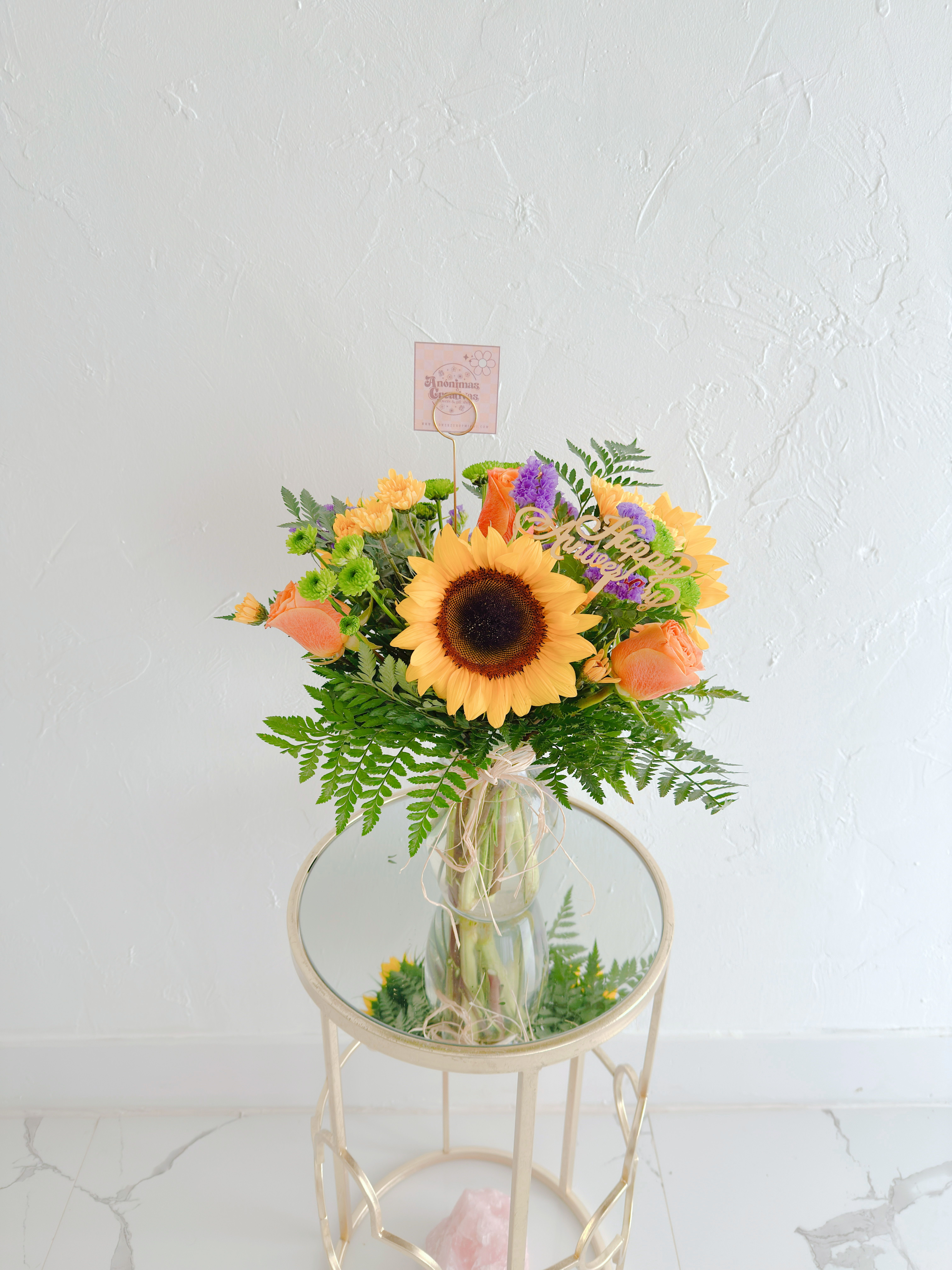 Arreglo Vibrante -  Hermoso arreglo de girasoles y rosas, ideal para sorprender a una persona especial.