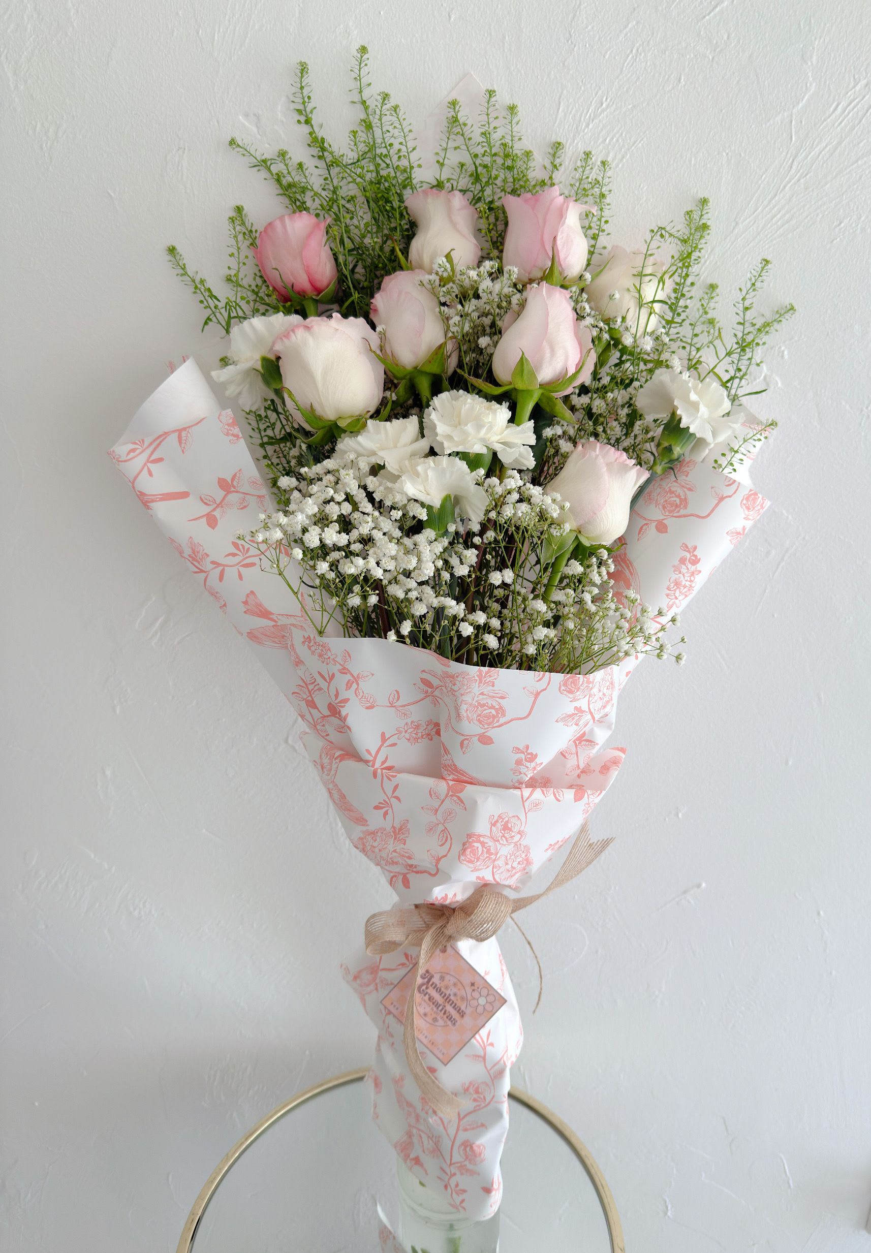 Bouquet Cristal - Hermoso bouquet de rosas blancas y rosadas, en hermosa envoltura delux. 