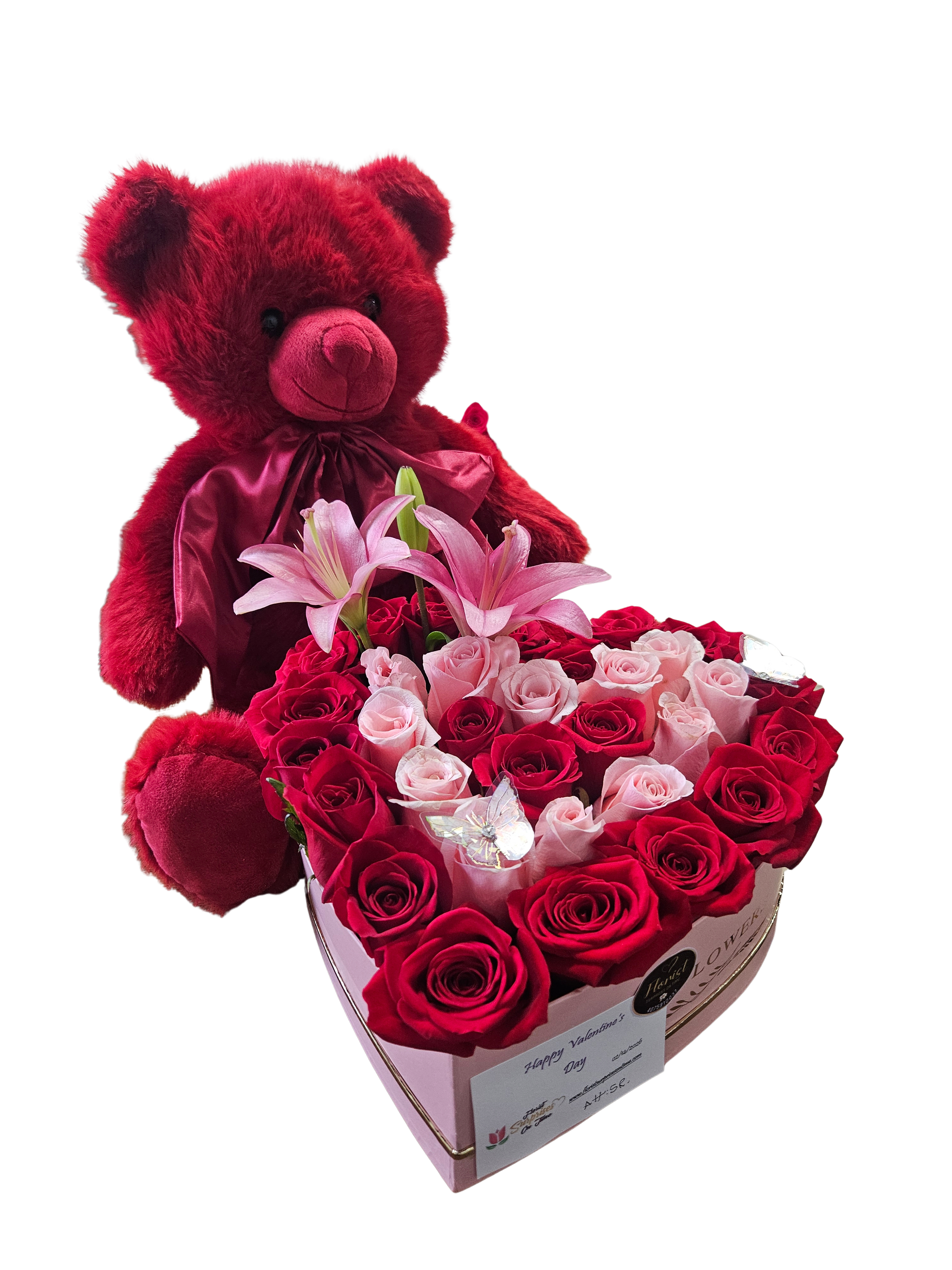 Teddy Bear Love  - Un detalle que derrite corazones, hermosa caja en forma de corazon con elegantes rosas rojas y delicados lirios rosados, acompañada de un adorable oso de peluche de cualquier color