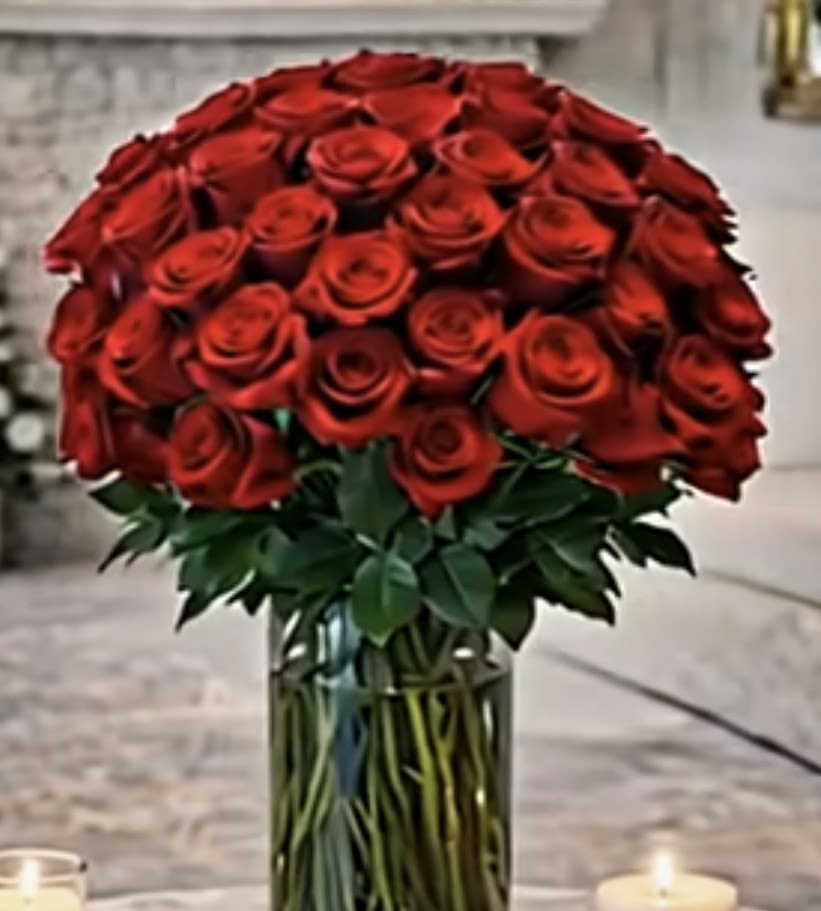 50 Red Roses in a Glass Vase - A timeless and deeply romantic arrangement that never goes out of style. This design features 50 premium fresh red roses, carefully selected for their rich color and beauty, elegantly arranged in a stylish glass vase.  Each rose symbolizes love, passion, and admiration, creating a stunning visual impact that speaks straight from the heart. Perfect for special occasions such as anniversaries, birthdays, proposals, or simply to surprise someone you love.  The arrangement is complemented with fresh greenery that enhances the elegance of the roses, while the clear glass vase adds a modern and sophisticated touch—ready to display in any space.  Includes:  50 premium red roses Fresh decorative greenery Elegant glass vase  Perfect for:  Anniversaries Valentine’s Day Romantic gestures Meaningful gifts  Order today and let the flowers speak for you. ️