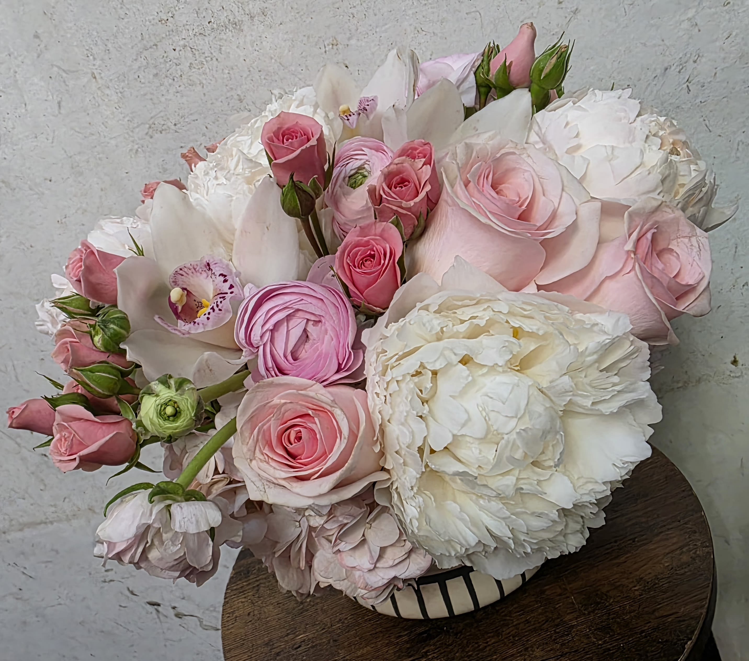 Peony dream romance - A dreamy mix of premium peonies arranged in a soft, full, and elegant style. Designed to feel light, fresh, and luxurious—perfect for any special moment.
