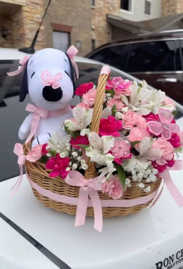 Elegant Flower Basket for Any Occasion - Surprise your loved ones with a beautifully arranged flower basket designed to bring joy and elegance. Perfect for birthdays, anniversaries, Mother’s Day, or just because. Fresh flowers, premium quality, and reliable delivery available. 