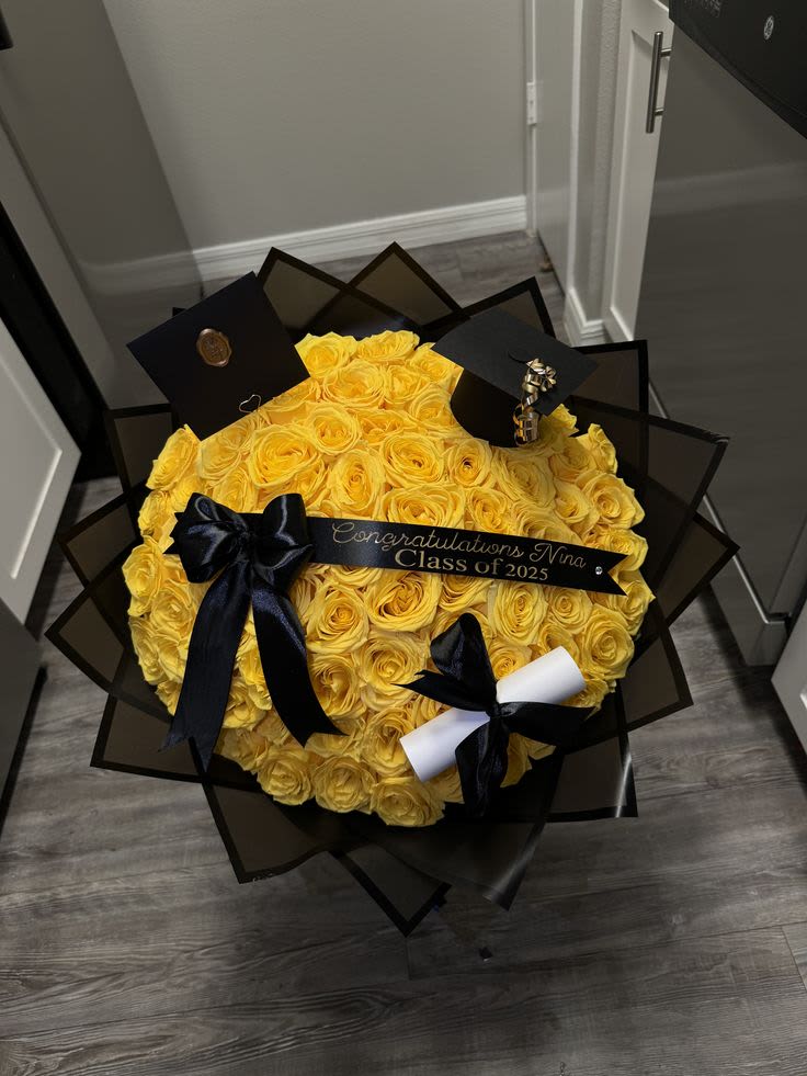 75 Roses Premium Graduation Bouquet – Fresh Flower Arrangement - A sophisticated buchon-style bouquet designed with 50 fresh roses for graduation celebrations. The perfect way to honor success and create unforgettable moments. 