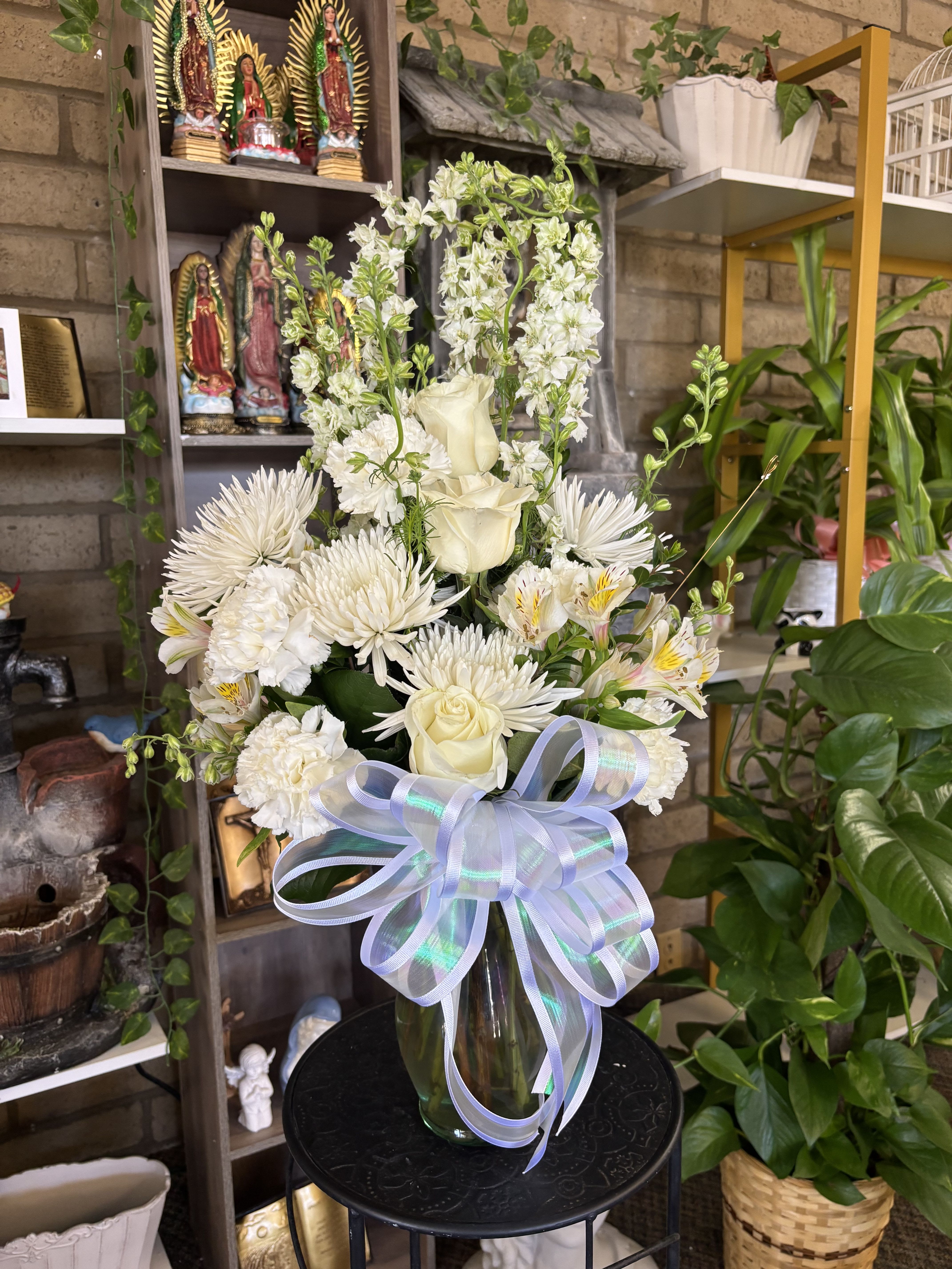 Snow White Floral - Fresh flowers in vase 