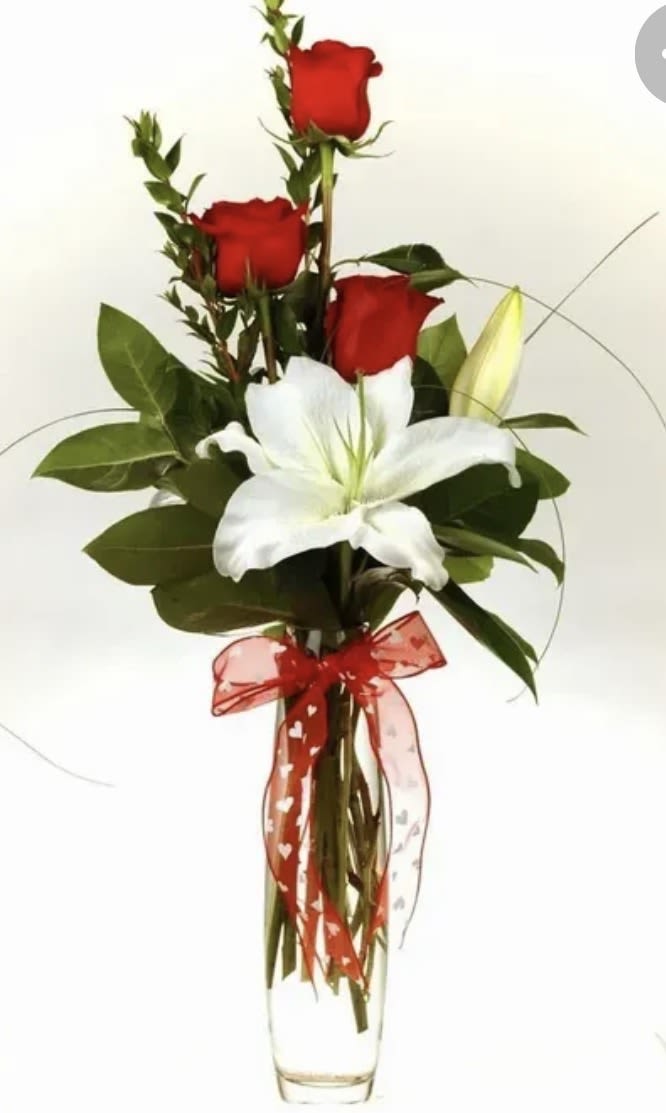 3 Roses &amp; lily’s  - Nice and beautiful arrangement for all occasions. Bouquet will be delivered as similar to the pic.