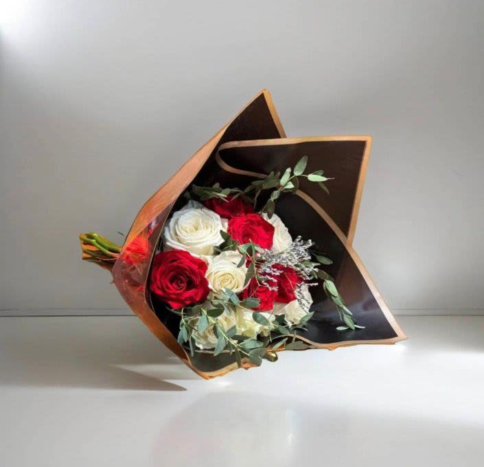 12 Rouses red &amp; white Bouquet - An elegant bouquet of 6 red roses and 6 white roses, wrapped in Korean-style paper—ideal for gifting to your favorite person on any occasion. The paper color may vary.
