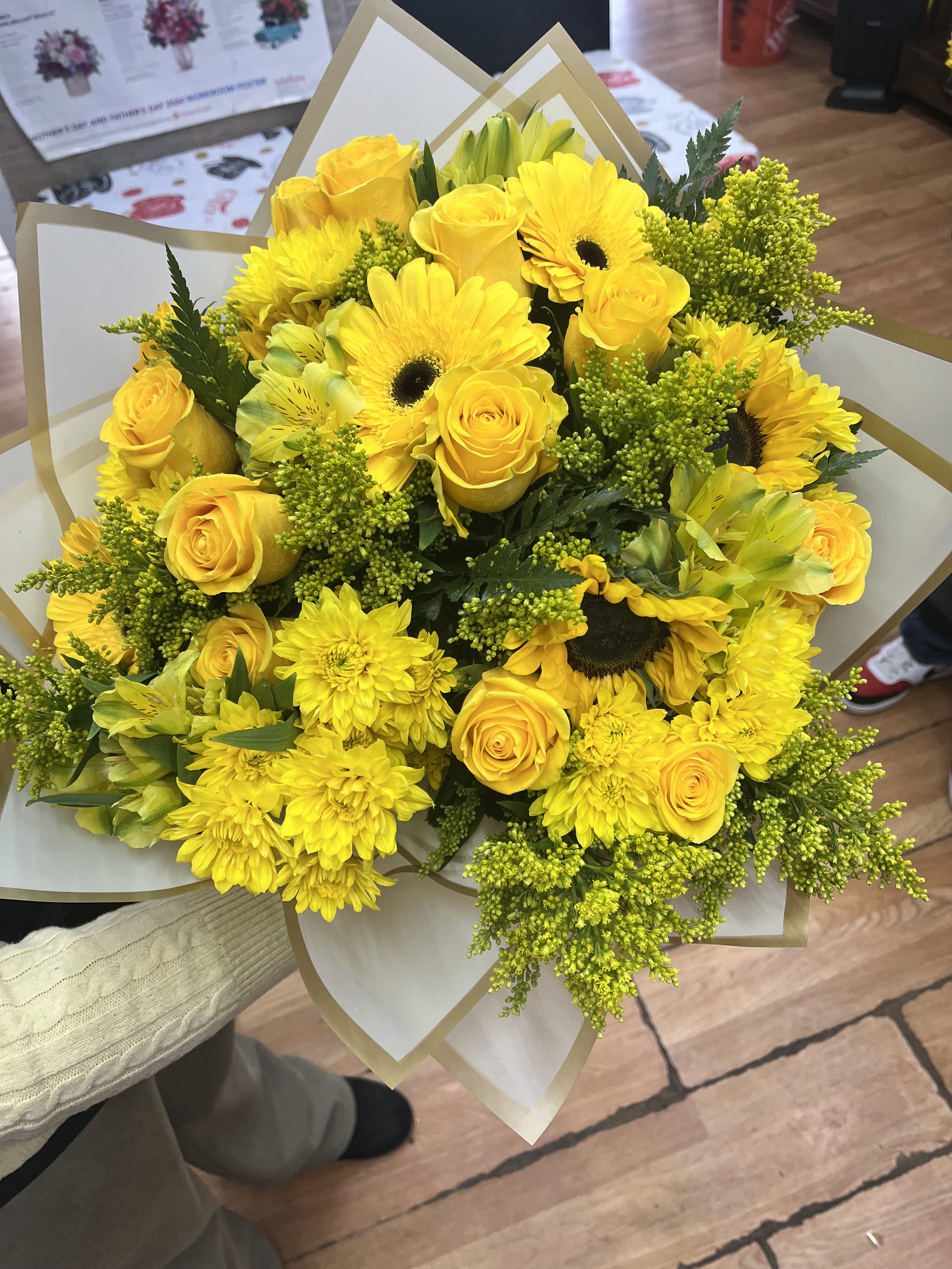 Bright yellow bouquet - Mixed yellow flowers