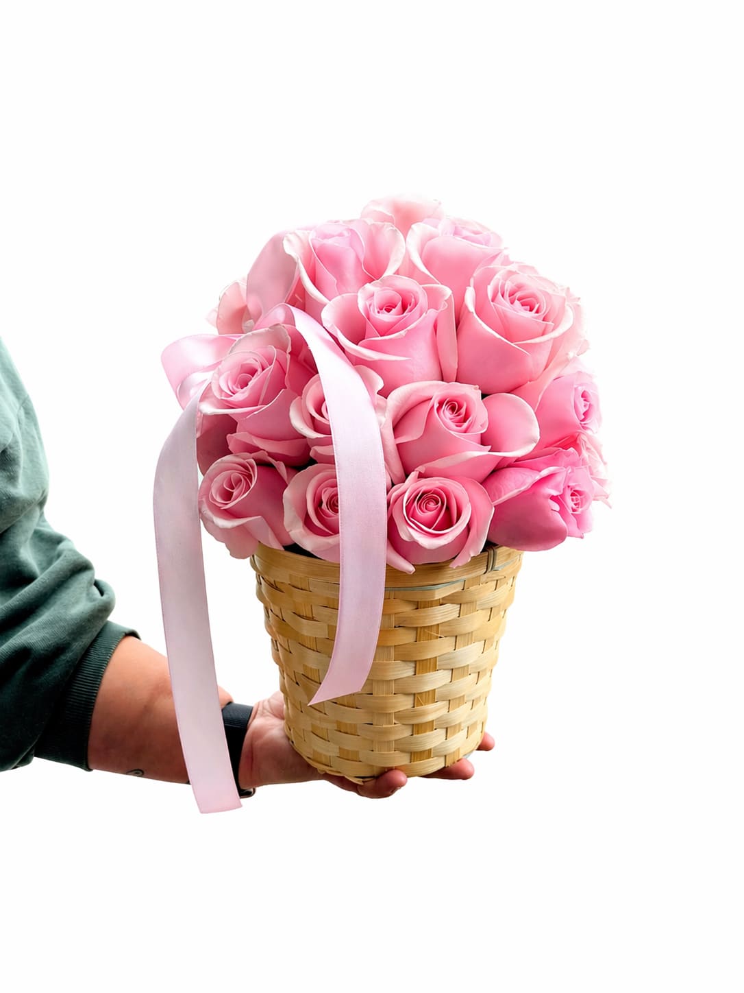 Pink Sweet Basket - Delicada y elegante caasta con hermosas rosas rosadas , cuidadosamente dieñadas  en forma redonda y decoradas con un lazo suave que aporta un toque romantico y sofisticado. Perfecto para sorprender en cumpleaños ,aniversario,día de la madres o simplemente decor ‘’te quiero”.